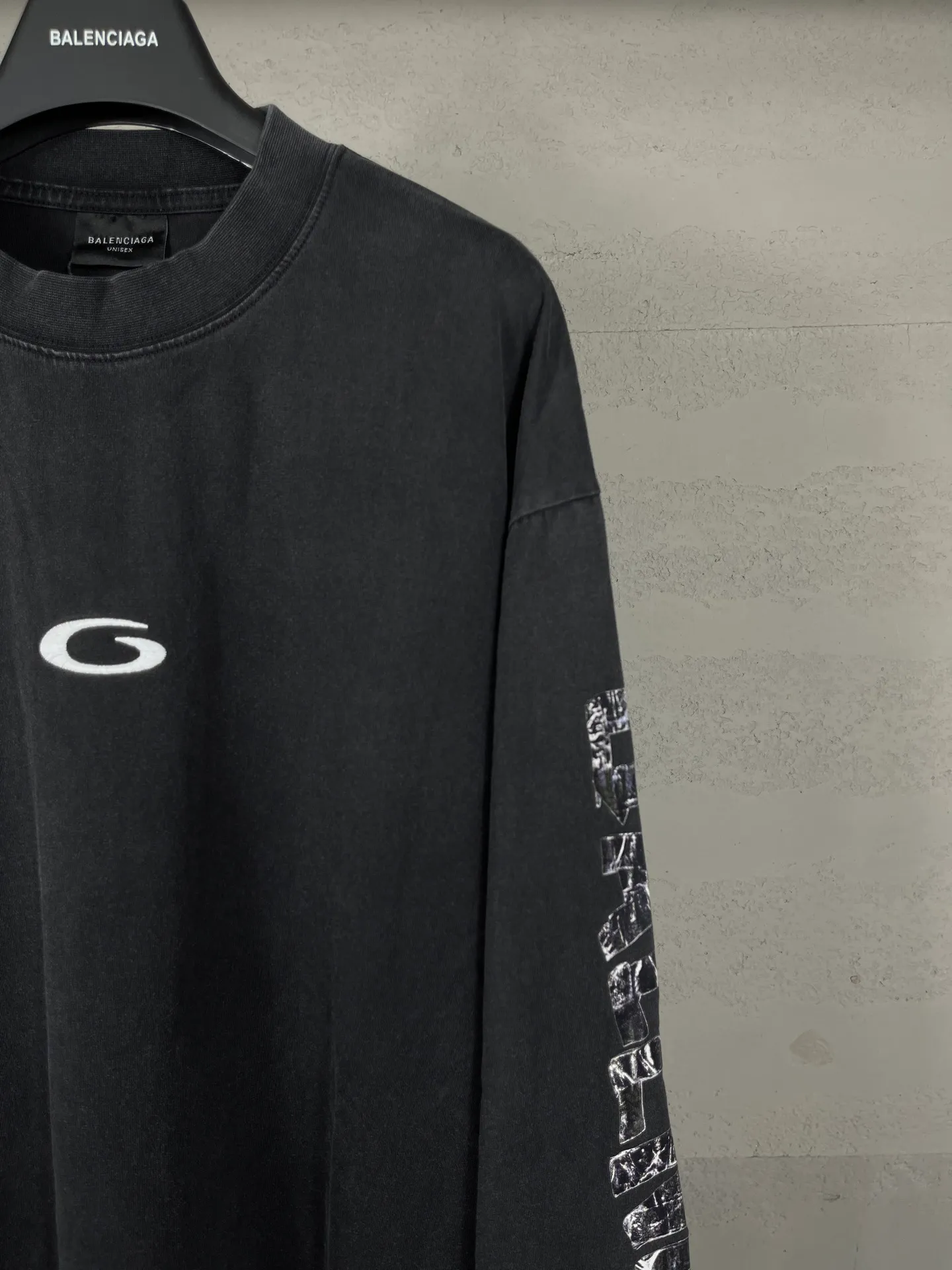 🅿️230 Detailed picture [Top version. Official website quality] BALENCI*GA/Paris.25ss latest model. Masking tape computer direct printing. LOGO embroidery on the chest, ready-to-wear washed and distressed long-sleeved T-shirt. Brick cabinet synchronization. The fabric is made of Paris ZP custom-woven and dyed 100% cotton double yarn compact cotton. The weight is 260 grams, the cloth surface is clean. The cloth pattern is clear, soft and comfortable, and the thread is dyed with no color difference. The classic pattern is printed using computer direct printing. The front chest is embroidered using a computerized embroidery machine. The letters are clear and the effect is three-dimensional. Restored brick cabinets. Ready-made clothes washed and aged. Produced by ultra-heavy craftsmanship, the market currency is very different, welcome to compare. The version adopts OS loose shoulder design. The same style for men and women. Code: BL255093 Color: Washed Black Size: XS S M L