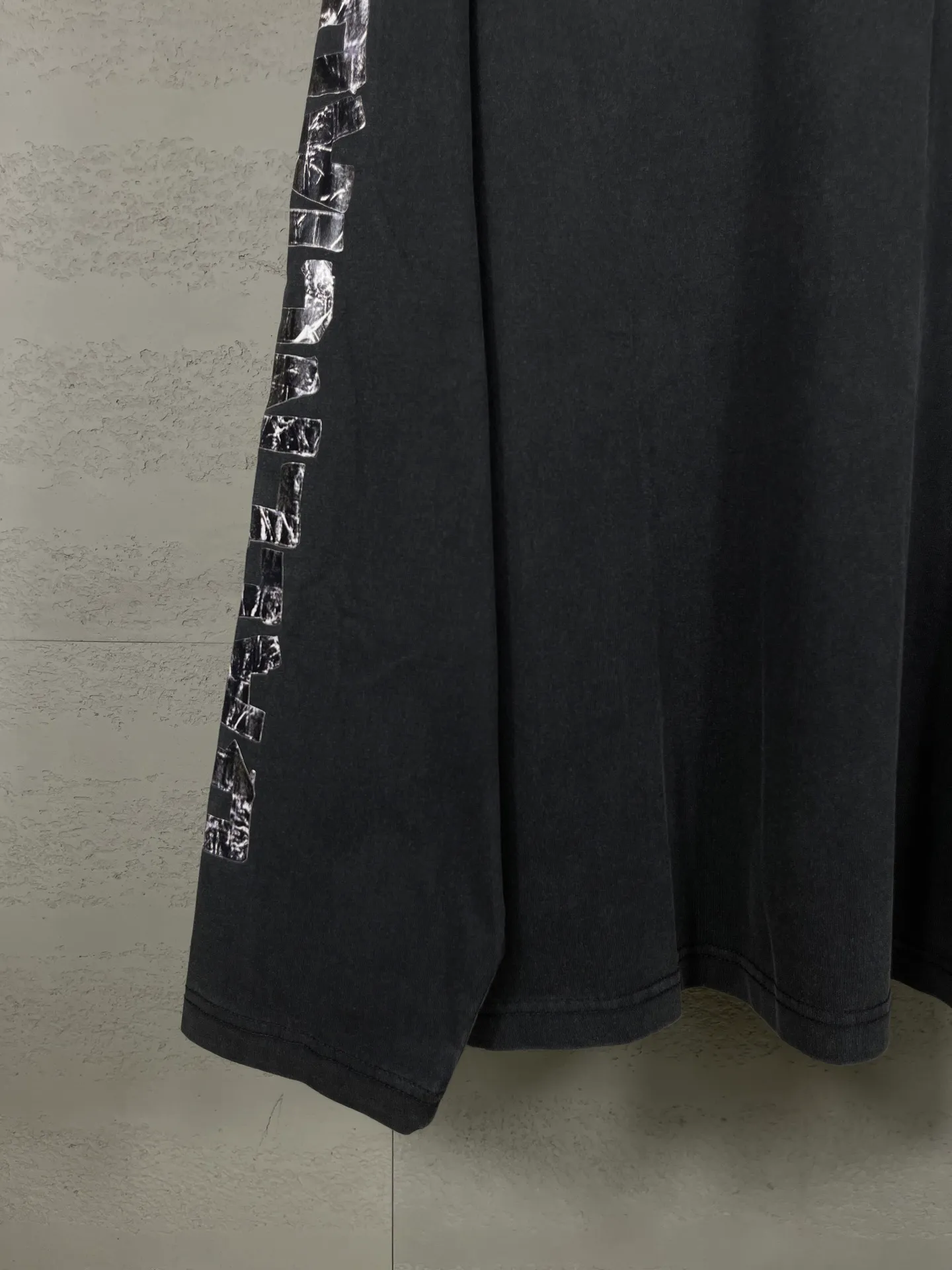 🅿️230 Detailed picture [Top version. Official website quality] BALENCI*GA/Paris.25ss latest model. Masking tape computer direct printing. LOGO embroidery on the chest, ready-to-wear washed and distressed long-sleeved T-shirt. Brick cabinet synchronization. The fabric is made of Paris ZP custom-woven and dyed 100% cotton double yarn compact cotton. The weight is 260 grams, the cloth surface is clean. The cloth pattern is clear, soft and comfortable, and the thread is dyed with no color difference. The classic pattern is printed using computer direct printing. The front chest is embroidered using a computerized embroidery machine. The letters are clear and the effect is three-dimensional. Restored brick cabinets. Ready-made clothes washed and aged. Produced by ultra-heavy craftsmanship, the market currency is very different, welcome to compare. The version adopts OS loose shoulder design. The same style for men and women. Code: BL255093 Color: Washed Black Size: XS S M L