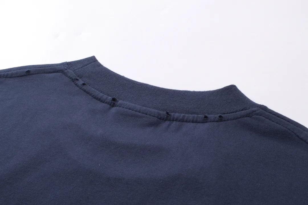 🅿️200 real photos [Top version. Official website quality] BALENCI*GA/Paris. 2024 latest front 3B mud hand-painted washed and distressed short-sleeved T-shirt. Brick cabinet synchronization. ⚠️Difference market currency. YB development. Worn. Hand-painted consistent with ZP. The fabric is made of Paris ZP custom-woven and dyed 100% cotton double yarn compact cotton. The weight is 260 grams, the cloth surface is clean. The cloth pattern is clear, soft and comfortable. The threads are dyed with no color difference. Ready-made garments are hand-painted, spray-painted, worn, distressed, and extra heavy-duty. Comparisons welcome. The version adopts OS loose shoulder design. Same style for men and women. Code: BL223388 Color: black, blue Size: XS. S. M. L