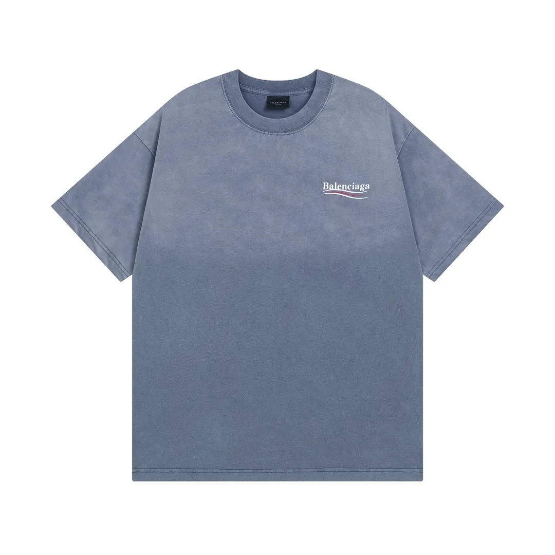 🅿️190 real photos [Top version. Official website quality] BALENCI*GA/Paris#Classic style, 2025 spring and summer new style. Coke printed ripped washed and distressed short-sleeved T-shirt#. The blue wash water is sprayed with maliu gradient fried color effect. The fabric is made of Paris ZP custom-woven and dyed cotton double yarn. Weighing 260 grams, the cloth surface is clean. The cloth pattern is clear, soft and comfortable. The threads are dyed with no color difference. The classic pattern printing uses environmentally friendly imported glue and precision stencil. The letters are clear. No burrs. The three-dimensional effect is strong. The garments are washed and worn. All colors are synchronized with the brick cabinets, custom woven and dyed, and will not fade. Different market currencies. The version adopts OS loose shoulder design. Same style for men and women. Code: BL253631 Color: washed blue, washed light purple Size: XS S M L