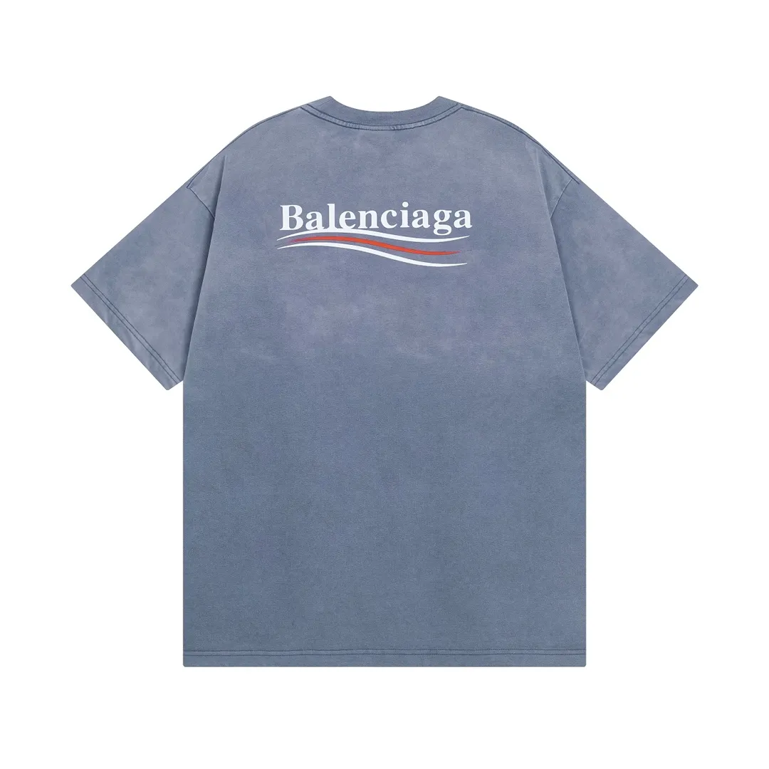 🅿️190 real photos [Top version. Official website quality] BALENCI*GA/Paris#Classic style, 2025 spring and summer new style. Coke printed ripped washed and distressed short-sleeved T-shirt#. The blue wash water is sprayed with maliu gradient fried color effect. The fabric is made of Paris ZP custom-woven and dyed cotton double yarn. Weighing 260 grams, the cloth surface is clean. The cloth pattern is clear, soft and comfortable. The threads are dyed with no color difference. The classic pattern printing uses environmentally friendly imported glue and precision stencil. The letters are clear. No burrs. The three-dimensional effect is strong. The garments are washed and worn. All colors are synchronized with the brick cabinets, custom woven and dyed, and will not fade. Different market currencies. The version adopts OS loose shoulder design. Same style for men and women. Code: BL253631 Color: washed blue, washed light purple Size: XS S M L