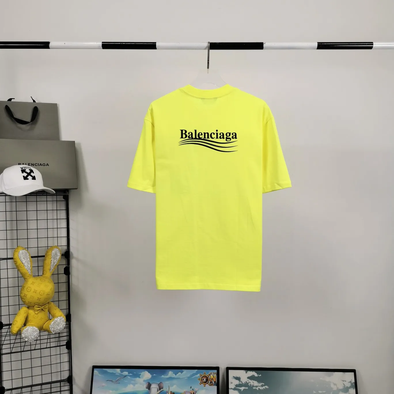 [New arrival] The top tried and tested version of Balenciaga's classic loose-fitting unisex pure cotton short-sleeved style. Custom-made fabrics and printed accessories are reproduced one-to-one. It is made of 280g cotton fabric with 32 count fine double cotton yarn plain weave, and the fabric surface is treated with dust-free woolen craftsmanship. The shoulder and chain seams are made of 0.8cm bundled strips inside, and the double chain stitching on the machine side is made of pure cotton. Here’s why I’m dozens of yuan more expensive than others: 1. Each model is produced by the company. The detailed workmanship and fabrics are consistent with the genuine ones. There is no color difference between the ones at the counters. Guaranteed no color difference. Replicas are not scary. Who is fake is embarrassed. It’s not shameful to make a replica, it’s shameful if you can’t buy the correct version if you make a replica. All of my series can be found in all major places and will be absolutely stunning!  2. The fabric is made of 280g Paris-specific double yarn. No one can make better fabrics than mine. There is really no way to compare with the ordinary version on the market. Respect it. It is authentic and costs thousands of dollars. Don’t go for the quality of street stalls. 3. The workmanship has been restored in all aspects. The packaging has been restored in all aspects. 4. I guarantee here that this is the highest quality you can find. Size: XS-L Color; Blue Pink Fluorescent Yellow P: 260