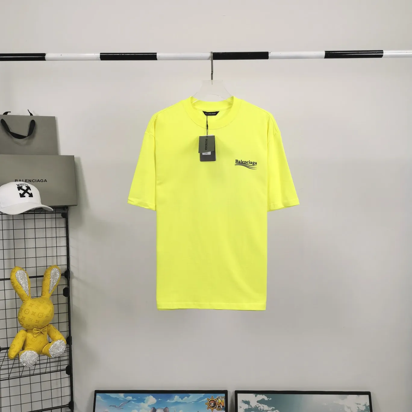 [New arrival] The top tried and tested version of Balenciaga's classic loose-fitting unisex pure cotton short-sleeved style. Custom-made fabrics and printed accessories are reproduced one-to-one. It is made of 280g cotton fabric with 32 count fine double cotton yarn plain weave, and the fabric surface is treated with dust-free woolen craftsmanship. The shoulder and chain seams are made of 0.8cm bundled strips inside, and the double chain stitching on the machine side is made of pure cotton. Here’s why I’m dozens of yuan more expensive than others: 1. Each model is produced by the company. The detailed workmanship and fabrics are consistent with the genuine ones. There is no color difference between the ones at the counters. Guaranteed no color difference. Replicas are not scary. Who is fake is embarrassed. It’s not shameful to make a replica, it’s shameful if you can’t buy the correct version if you make a replica. All of my series can be found in all major places and will be absolutely stunning!  2. The fabric is made of 280g Paris-specific double yarn. No one can make better fabrics than mine. There is really no way to compare with the ordinary version on the market. Respect it. It is authentic and costs thousands of dollars. Don’t go for the quality of street stalls. 3. The workmanship has been restored in all aspects. The packaging has been restored in all aspects. 4. I guarantee here that this is the highest quality you can find. Size: XS-L Color; Blue Pink Fluorescent Yellow P: 260
