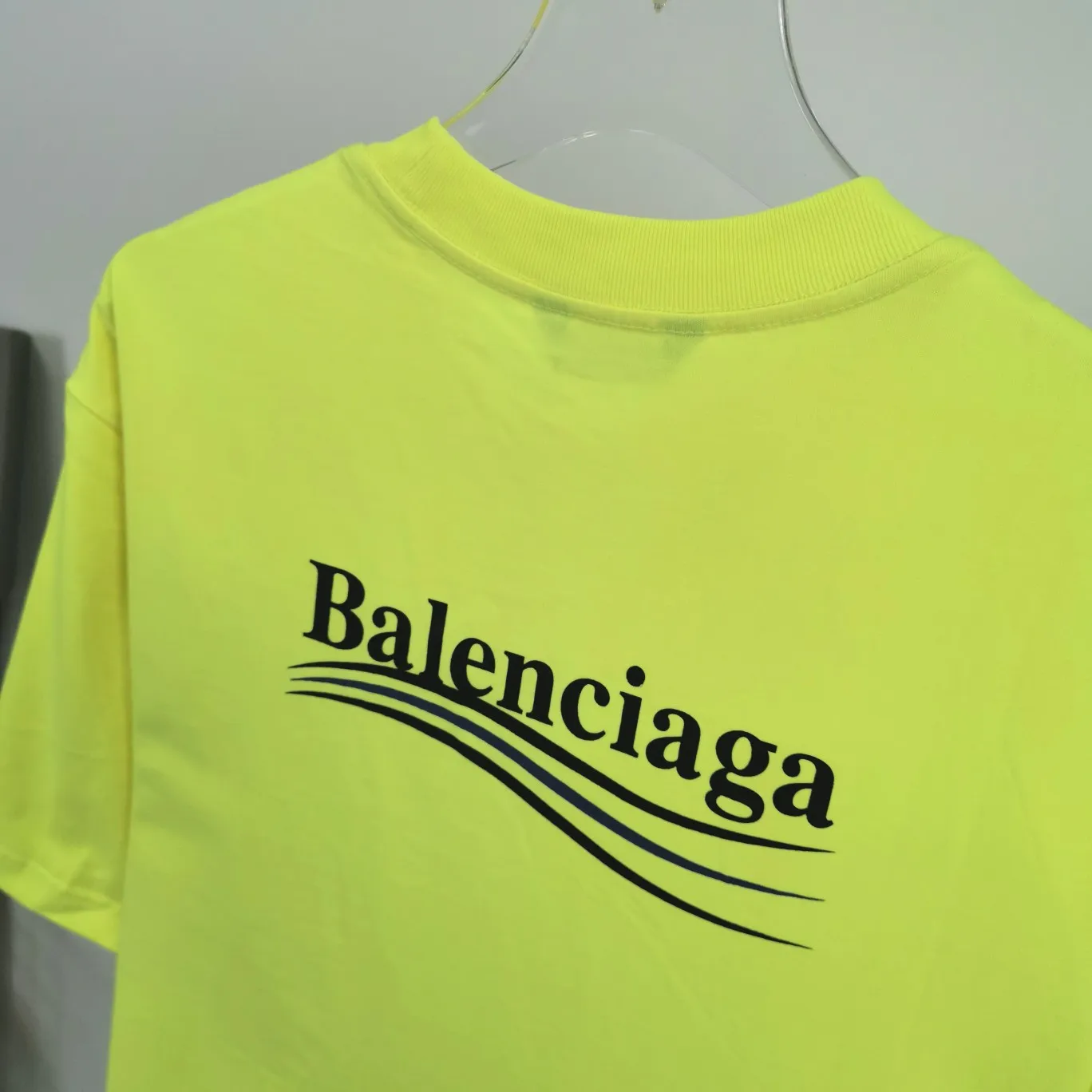 [New arrival] The top tried and tested version of Balenciaga's classic loose-fitting unisex pure cotton short-sleeved style. Custom-made fabrics and printed accessories are reproduced one-to-one. It is made of 280g cotton fabric with 32 count fine double cotton yarn plain weave, and the fabric surface is treated with dust-free woolen craftsmanship. The shoulder and chain seams are made of 0.8cm bundled strips inside, and the double chain stitching on the machine side is made of pure cotton. Here’s why I’m dozens of yuan more expensive than others: 1. Each model is produced by the company. The detailed workmanship and fabrics are consistent with the genuine ones. There is no color difference between the ones at the counters. Guaranteed no color difference. Replicas are not scary. Who is fake is embarrassed. It’s not shameful to make a replica, it’s shameful if you can’t buy the correct version if you make a replica. All of my series can be found in all major places and will be absolutely stunning!  2. The fabric is made of 280g Paris-specific double yarn. No one can make better fabrics than mine. There is really no way to compare with the ordinary version on the market. Respect it. It is authentic and costs thousands of dollars. Don’t go for the quality of street stalls. 3. The workmanship has been restored in all aspects. The packaging has been restored in all aspects. 4. I guarantee here that this is the highest quality you can find. Size: XS-L Color; Blue Pink Fluorescent Yellow P: 260
