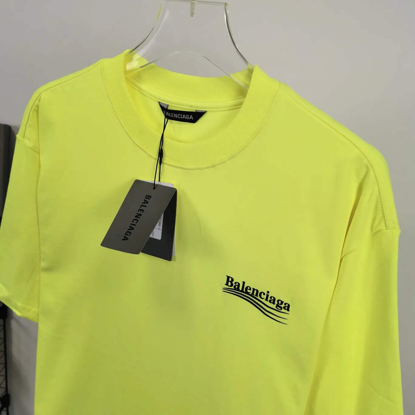 [New arrival] The top tried and tested version of Balenciaga's classic loose-fitting unisex pure cotton short-sleeved style. Custom-made fabrics and printed accessories are reproduced one-to-one. It is made of 280g cotton fabric with 32 count fine double cotton yarn plain weave, and the fabric surface is treated with dust-free woolen craftsmanship. The shoulder and chain seams are made of 0.8cm bundled strips inside, and the double chain stitching on the machine side is made of pure cotton. Here’s why I’m dozens of yuan more expensive than others: 1. Each model is produced by the company. The detailed workmanship and fabrics are consistent with the genuine ones. There is no color difference between the ones at the counters. Guaranteed no color difference. Replicas are not scary. Who is fake is embarrassed. It’s not shameful to make a replica, it’s shameful if you can’t buy the correct version if you make a replica. All of my series can be found in all major places and will be absolutely stunning!  2. The fabric is made of 280g Paris-specific double yarn. No one can make better fabrics than mine. There is really no way to compare with the ordinary version on the market. Respect it. It is authentic and costs thousands of dollars. Don’t go for the quality of street stalls. 3. The workmanship has been restored in all aspects. The packaging has been restored in all aspects. 4. I guarantee here that this is the highest quality you can find. Size: XS-L Color; Blue Pink Fluorescent Yellow P: 260