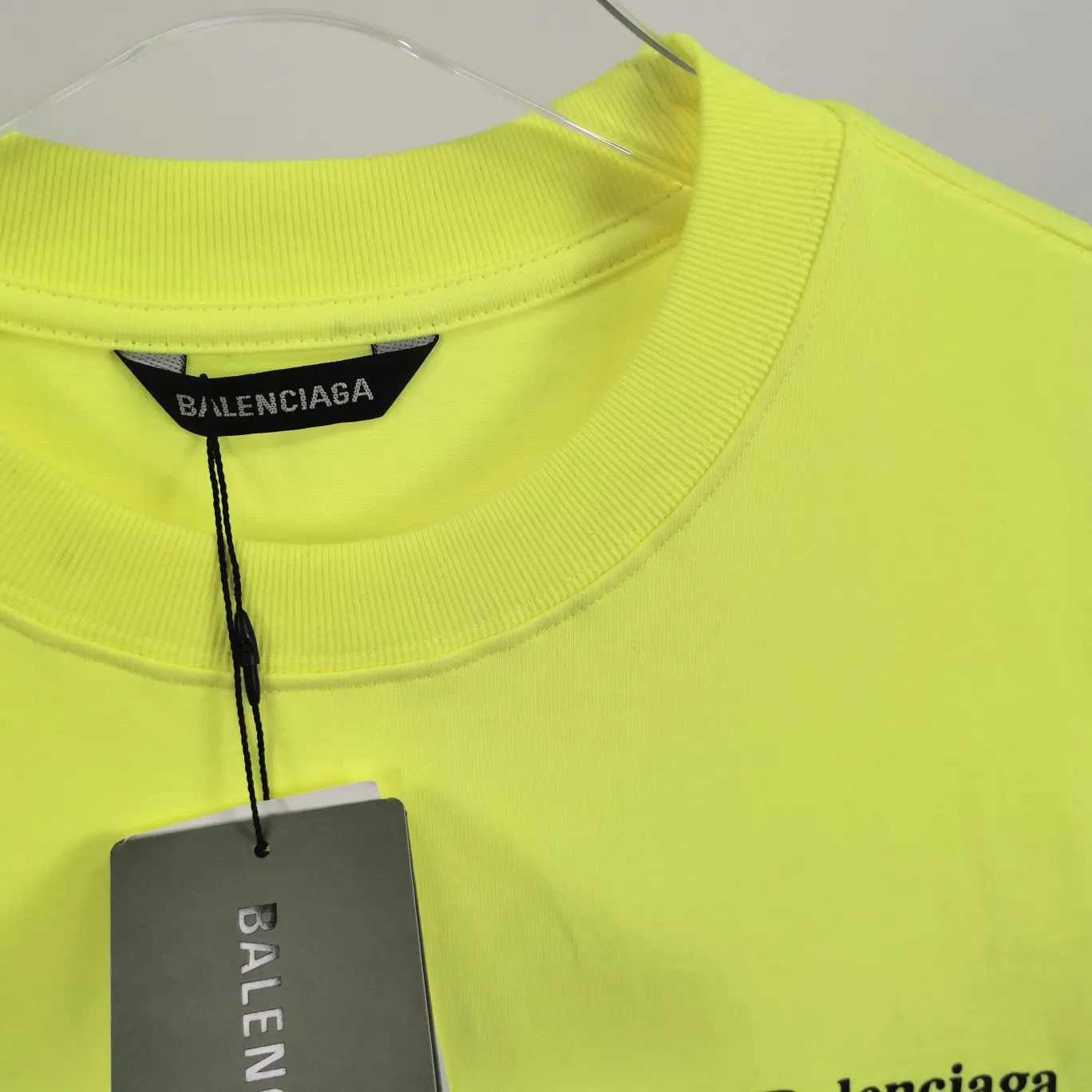 [New arrival] The top tried and tested version of Balenciaga's classic loose-fitting unisex pure cotton short-sleeved style. Custom-made fabrics and printed accessories are reproduced one-to-one. It is made of 280g cotton fabric with 32 count fine double cotton yarn plain weave, and the fabric surface is treated with dust-free woolen craftsmanship. The shoulder and chain seams are made of 0.8cm bundled strips inside, and the double chain stitching on the machine side is made of pure cotton. Here’s why I’m dozens of yuan more expensive than others: 1. Each model is produced by the company. The detailed workmanship and fabrics are consistent with the genuine ones. There is no color difference between the ones at the counters. Guaranteed no color difference. Replicas are not scary. Who is fake is embarrassed. It’s not shameful to make a replica, it’s shameful if you can’t buy the correct version if you make a replica. All of my series can be found in all major places and will be absolutely stunning!  2. The fabric is made of 280g Paris-specific double yarn. No one can make better fabrics than mine. There is really no way to compare with the ordinary version on the market. Respect it. It is authentic and costs thousands of dollars. Don’t go for the quality of street stalls. 3. The workmanship has been restored in all aspects. The packaging has been restored in all aspects. 4. I guarantee here that this is the highest quality you can find. Size: XS-L Color; Blue Pink Fluorescent Yellow P: 260