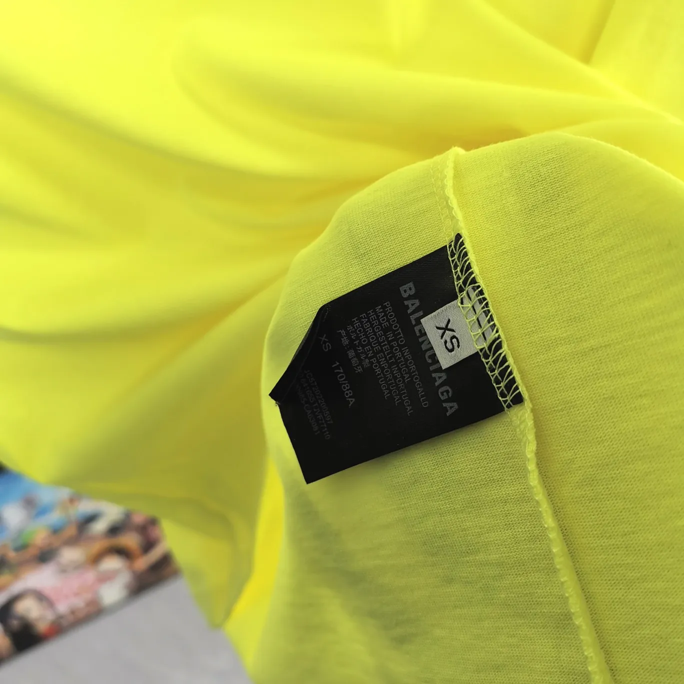 [New arrival] The top tried and tested version of Balenciaga's classic loose-fitting unisex pure cotton short-sleeved style. Custom-made fabrics and printed accessories are reproduced one-to-one. It is made of 280g cotton fabric with 32 count fine double cotton yarn plain weave, and the fabric surface is treated with dust-free woolen craftsmanship. The shoulder and chain seams are made of 0.8cm bundled strips inside, and the double chain stitching on the machine side is made of pure cotton. Here’s why I’m dozens of yuan more expensive than others: 1. Each model is produced by the company. The detailed workmanship and fabrics are consistent with the genuine ones. There is no color difference between the ones at the counters. Guaranteed no color difference. Replicas are not scary. Who is fake is embarrassed. It’s not shameful to make a replica, it’s shameful if you can’t buy the correct version if you make a replica. All of my series can be found in all major places and will be absolutely stunning!  2. The fabric is made of 280g Paris-specific double yarn. No one can make better fabrics than mine. There is really no way to compare with the ordinary version on the market. Respect it. It is authentic and costs thousands of dollars. Don’t go for the quality of street stalls. 3. The workmanship has been restored in all aspects. The packaging has been restored in all aspects. 4. I guarantee here that this is the highest quality you can find. Size: XS-L Color; Blue Pink Fluorescent Yellow P: 260