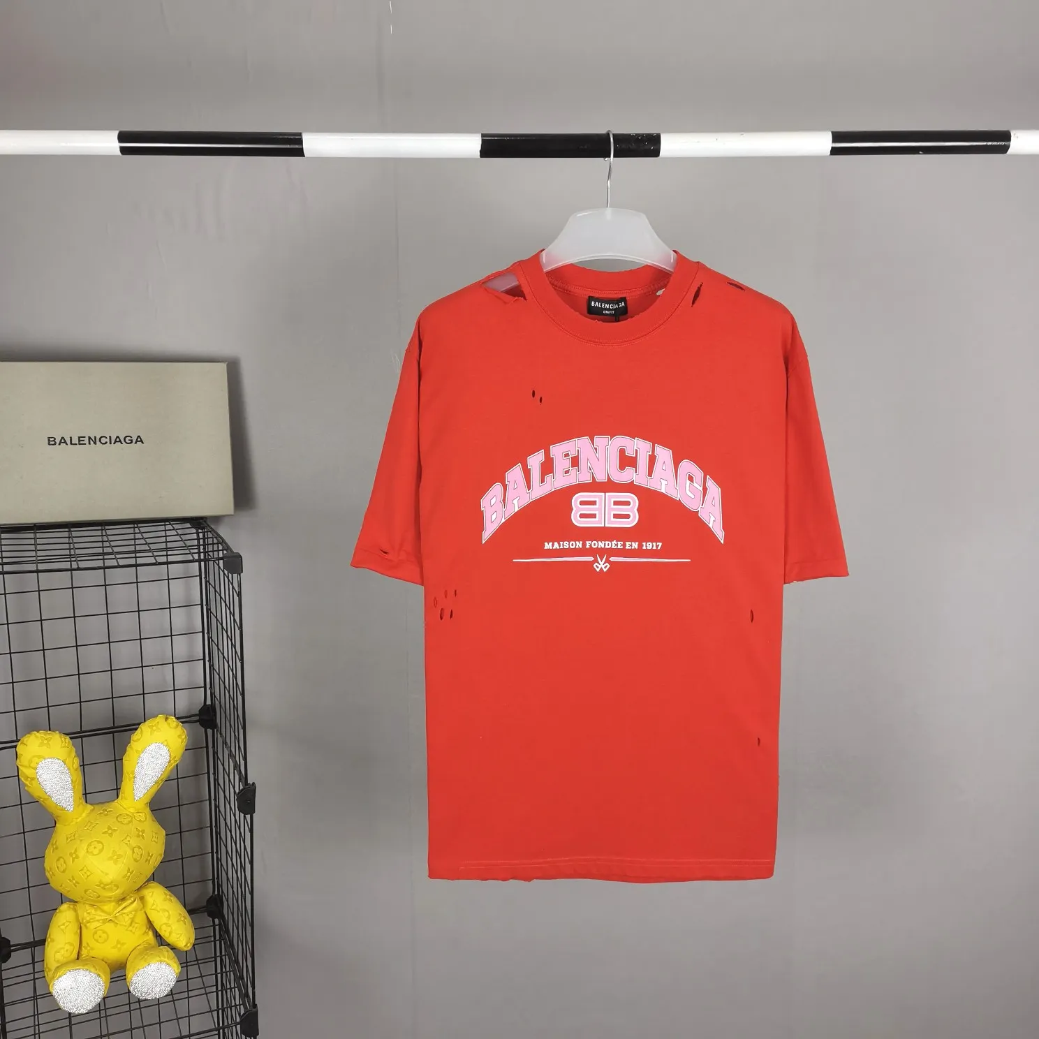 The top version of BALENCIAGA is a house built in 1917 with cracks, cracks, holes and hollows. The latest color matching is pure cotton. Loose and breathable short sleeves. The latest season of Paris still uses the basic creation logo 1917+scissors elements to enhance the public’s impression of Paris’ long-standing brand and re-understand it. The printing still uses the crackle pattern process and the basic glue is used as the base. Prints pull evenly. It adopts the horizontal cracking method, the texture is clear and uniform, it will not fall off easily, and there is no pressure in backwashing and drying. Laser piercing is used to pierce the body, and the piercing effect is obvious. And there will be no wrinkles or deformation at the holes. The neckline is manually frayed, which is very costly and time-consuming. Excellent products, that’s how they come out. The fabric is made of 26S280g double-ply double-yarn plain cotton fabric, which has full drape. Package. The hang tags are fully customized and synchronized one to one.  Color: Peacock Blue Orange Red (custom dyed in a vat, it took more than a month) Size: XS-L P:270