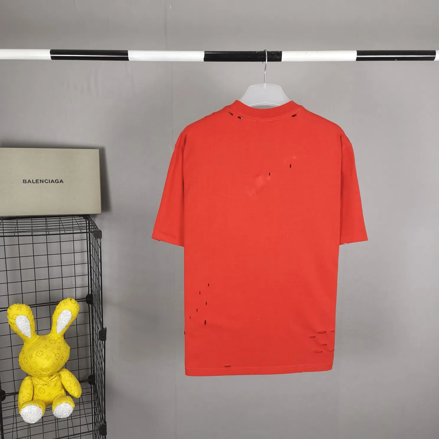 The top version of BALENCIAGA is a house built in 1917 with cracks, cracks, holes and hollows. The latest color matching is pure cotton. Loose and breathable short sleeves. The latest season of Paris still uses the basic creation logo 1917+scissors elements to enhance the public’s impression of Paris’ long-standing brand and re-understand it. The printing still uses the crackle pattern process and the basic glue is used as the base. Prints pull evenly. It adopts the horizontal cracking method, the texture is clear and uniform, it will not fall off easily, and there is no pressure in backwashing and drying. Laser piercing is used to pierce the body, and the piercing effect is obvious. And there will be no wrinkles or deformation at the holes. The neckline is manually frayed, which is very costly and time-consuming. Excellent products, that’s how they come out. The fabric is made of 26S280g double-ply double-yarn plain cotton fabric, which has full drape. Package. The hang tags are fully customized and synchronized one to one.  Color: Peacock Blue Orange Red (custom dyed in a vat, it took more than a month) Size: XS-L P:270