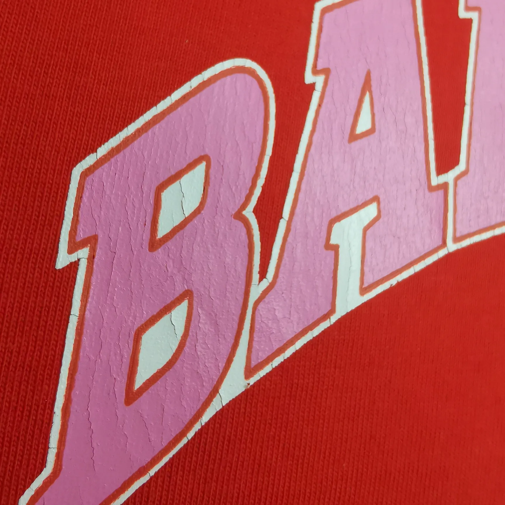 The top version of BALENCIAGA is a house built in 1917 with cracks, cracks, holes and hollows. The latest color matching is pure cotton. Loose and breathable short sleeves. The latest season of Paris still uses the basic creation logo 1917+scissors elements to enhance the public’s impression of Paris’ long-standing brand and re-understand it. The printing still uses the crackle pattern process and the basic glue is used as the base. Prints pull evenly. It adopts the horizontal cracking method, the texture is clear and uniform, it will not fall off easily, and there is no pressure in backwashing and drying. Laser piercing is used to pierce the body, and the piercing effect is obvious. And there will be no wrinkles or deformation at the holes. The neckline is manually frayed, which is very costly and time-consuming. Excellent products, that’s how they come out. The fabric is made of 26S280g double-ply double-yarn plain cotton fabric, which has full drape. Package. The hang tags are fully customized and synchronized one to one.  Color: Peacock Blue Orange Red (custom dyed in a vat, it took more than a month) Size: XS-L P:270