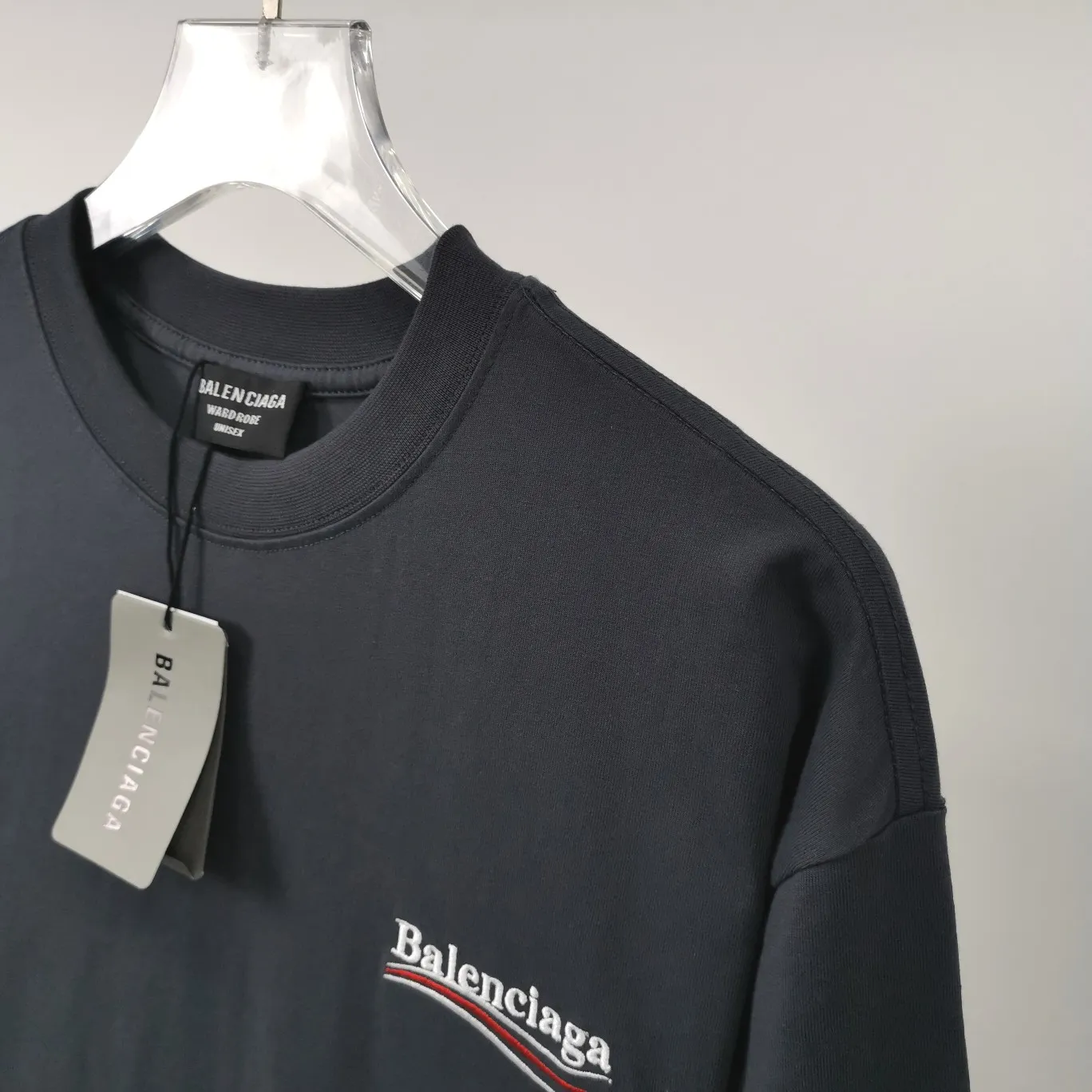 [New arrival] The top tested version of Balenciaga BALENCIAGA Cola Malone embroidery printed male and female couple star same style short-sleeved T-shirt in three colors, guaranteed to be the same as the original fabric, no color difference! Customized dyeing in a package! INS, Xiaohongshu’s popular style, classics that never fade away! The king of orders in Spain, the fried chicken is highly recommended! 32S 280g pure cotton double yarn fabric, comfortable and wide! Full of drape! The printing uses Tajima embroidery machine imported from Japan, which is known as the fighter among embroidery machines. The embroidery is meticulous, with no threads or skipped threads, the printing and embroidery are full and fine, and the letter spacing is consistent with ZP! Wearing it gives you full confidence and peace of mind! The labels and washes are all correct! On behalf of G at the same level! Consistent packaging at the counter!  Size: XS-L Color: Beige, taro purple, active gray, light hemp gray P:260