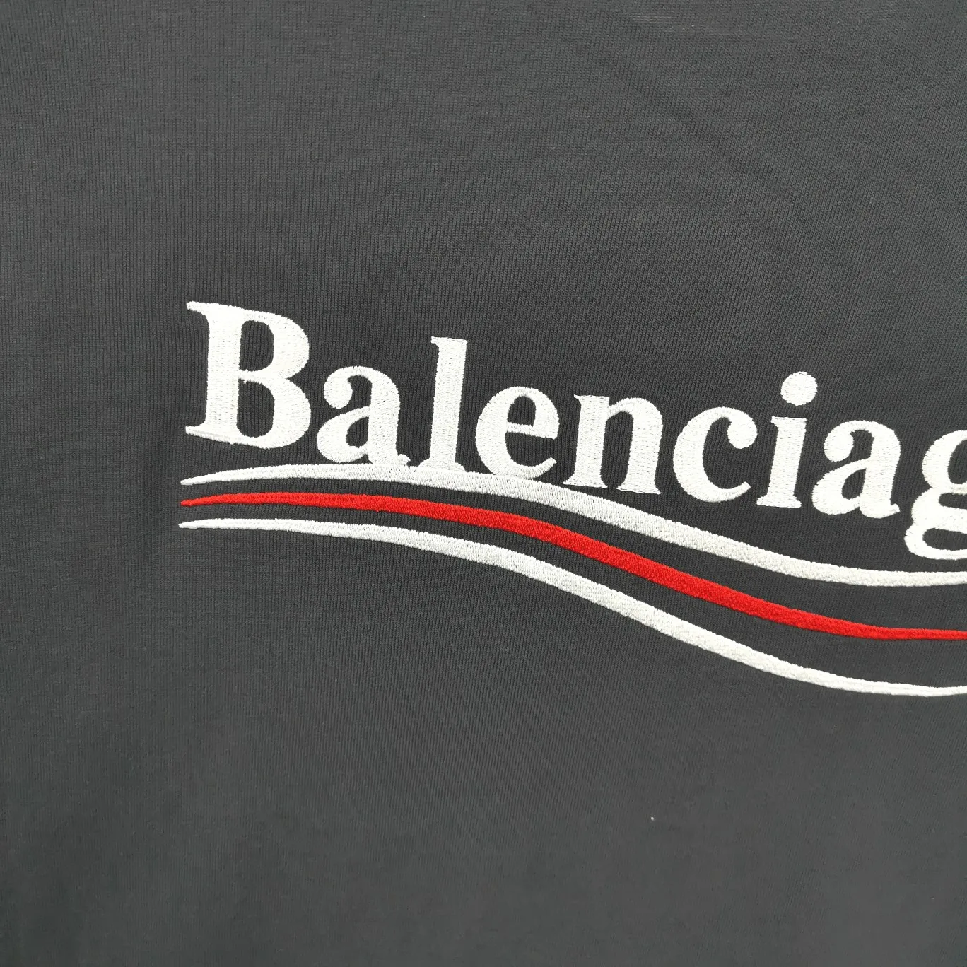 [New arrival] The top tested version of Balenciaga BALENCIAGA Cola Malone embroidery printed male and female couple star same style short-sleeved T-shirt in three colors, guaranteed to be the same as the original fabric, no color difference! Customized dyeing in a package! INS, Xiaohongshu’s popular style, classics that never fade away! The king of orders in Spain, the fried chicken is highly recommended! 32S 280g pure cotton double yarn fabric, comfortable and wide! Full of drape! The printing uses Tajima embroidery machine imported from Japan, which is known as the fighter among embroidery machines. The embroidery is meticulous, with no threads or skipped threads, the printing and embroidery are full and fine, and the letter spacing is consistent with ZP! Wearing it gives you full confidence and peace of mind! The labels and washes are all correct! On behalf of G at the same level! Consistent packaging at the counter!  Size: XS-L Color: Beige, taro purple, active gray, light hemp gray P:260