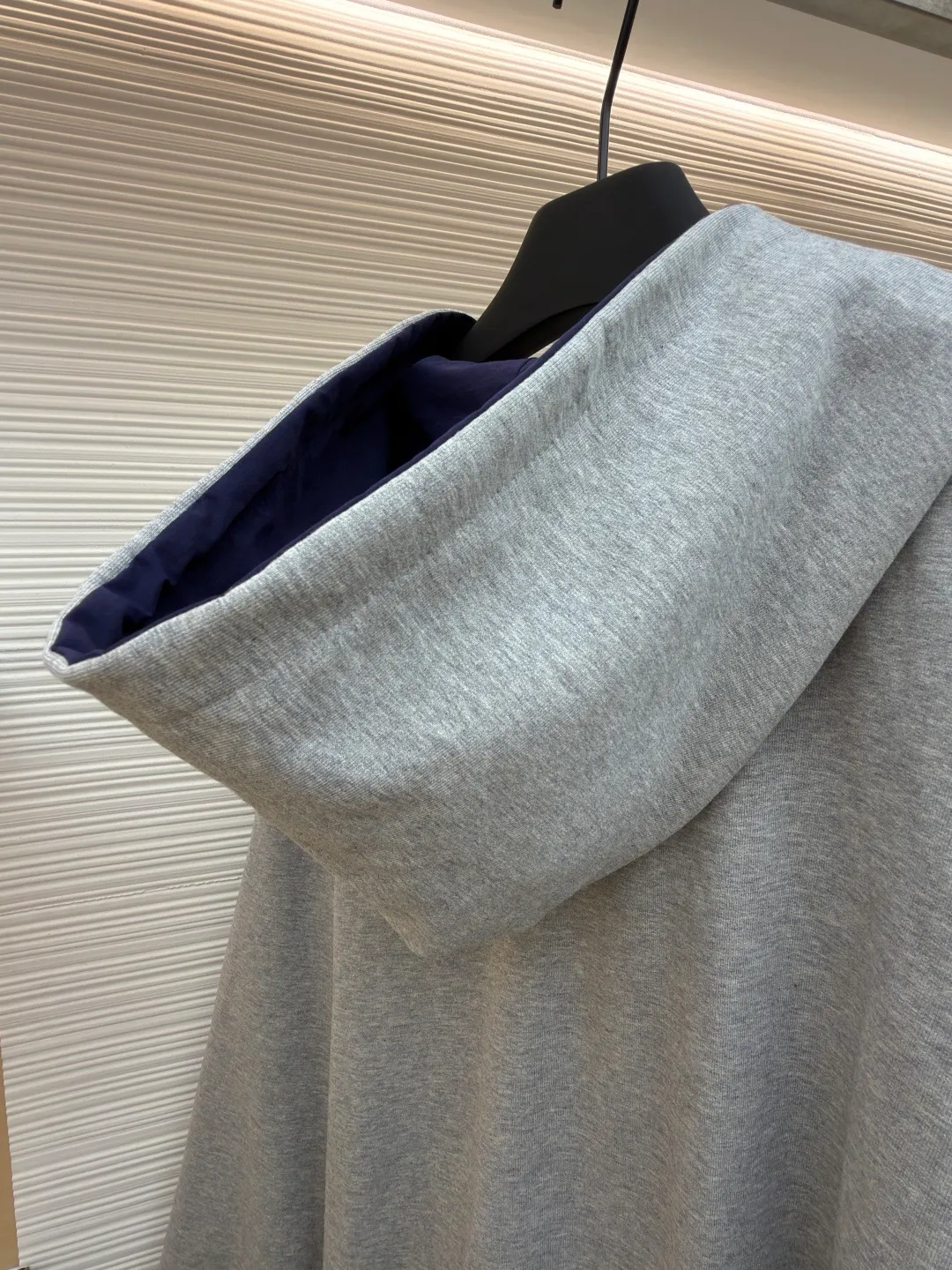 Balenciaga double-sided long-sleeved zipper jacket ●Original version: purchased and developed by 16318 ●Item number: 1681852-B70 ●Fabric: cotton fabric ●Technology: embroidery production ●Color: gray/blue ●Version: fitted version ●Weight: about 1395 grams ●Size: XS-S-M-L ●Description: These two hooded jackets adopt a double-sided design. One side is made of navy blue light nylon fabric (windproof and wear-resistant), and the other side is light gray fleece knitted (skin-friendly and warm), allowing one garment to be adapted to multiple scenes. In terms of craftsmanship, the body adopts a full zipper closure + hooded one-piece tailoring, and contrasting decorative stitching is added to the shoulders and side seams to enhance the style. The cuffs and hem are elasticated to provide both comfort and windproofness. In the details, the body is embroidered with the brand logo, and the sizes cover XS-L. The manual measurement data is accurate (error 1-2CM). The style is loose and off-shoulder, suitable for daily casual wear. The overall wiring is straight and delicate, the fabric is comfortable and soft, and the color is consistent without color difference. It can be matched with the same style to create a fashionable look and control various occasions. Customized accessories, complete with three standards, same style for men and women!