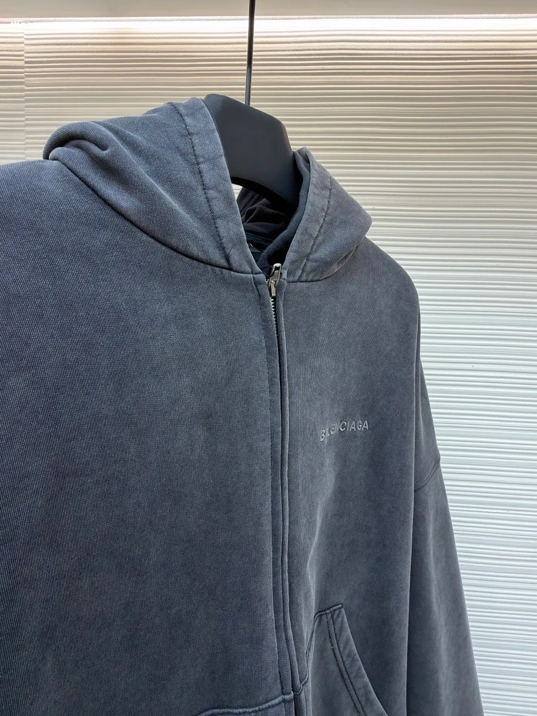 Balenciaga laminated cola zipper hooded faded jacket ●Original version: Purchased and developed by 15689 ●Item number: 1682490-D90 ●Fabric: 100% cotton ●Technology: Washed and faded ●Color: Washed gray ●Version: loose fit ●Weight: approximately 1785 grams ●Size: XS-S-M-L ●Description: This Balenciaga fake two-piece hooded zipper jacket is made of high-weight washed cotton as the outer layer. It is processed by stonewashing. The fabric has an aged gray texture, is soft and not easy to pilling and deformation. The inner layer is spliced with gray fleece fabric, and the double-layer structure improves warmth and layering. The front of the body is decorated with brand letter printing, which is made using offset printing technology. The pattern is clear and firm and will not easily crack or fall off. The overall design is oversized and loose. The double zipper opening and closing design enhances the flexibility of wearing. The zipper is made of customized metal material, which is smooth and durable. The hood has a crisp outline, the cuffs and hem are ribbed, and the elasticity is moderate and not easy to loosen. The pockets on both sides are embedded with craftsmanship. The wiring is straight and dense. The details show the brand's craftsmanship, making it easy to create a street style. The overall wiring is straight and delicate, the fabric is comfortable and soft, and the color is consistent without color difference. It can be matched with the same style to create a fashionable look and control various occasions. Customized accessories, complete with three standards, same style for men and women!