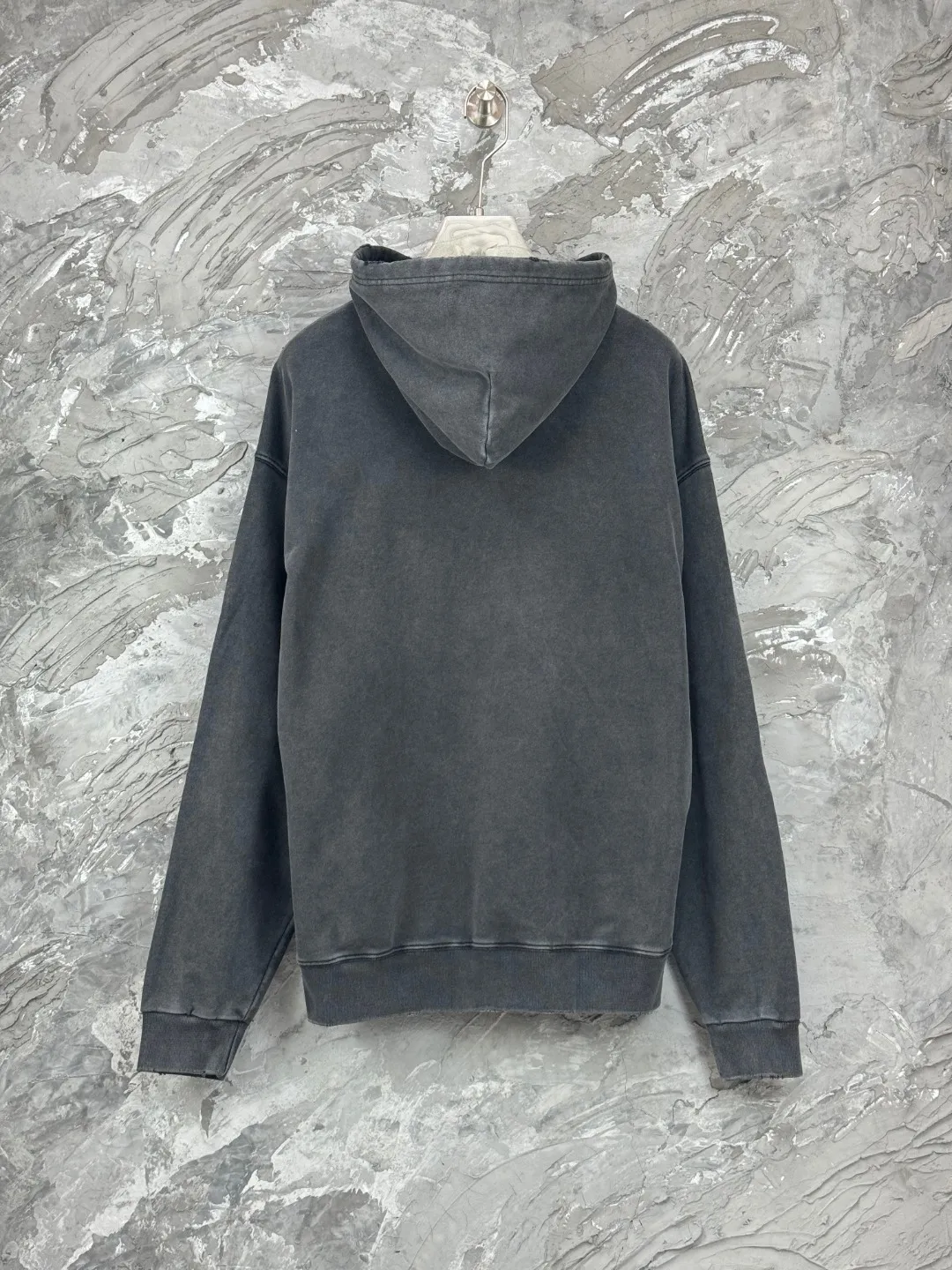 🅿️370 BALENCI*GA Paris colorful foam logo hooded long-sleeved sweatshirt. The front pattern is printed with environmentally friendly foam glue. The ready-made garments are washed and distressed. Customized matching hardware. The letters are clear. The effect is three-dimensional. Exclusively pattern-woven and dyed 460g fabric. Threads are dyed in the same vat with zero color difference. Brick cabinet synchronization. Welcome to compare. Same style for men and women -Color: washed black, flower gray -SIZE: Xs S M L Style number 8973#