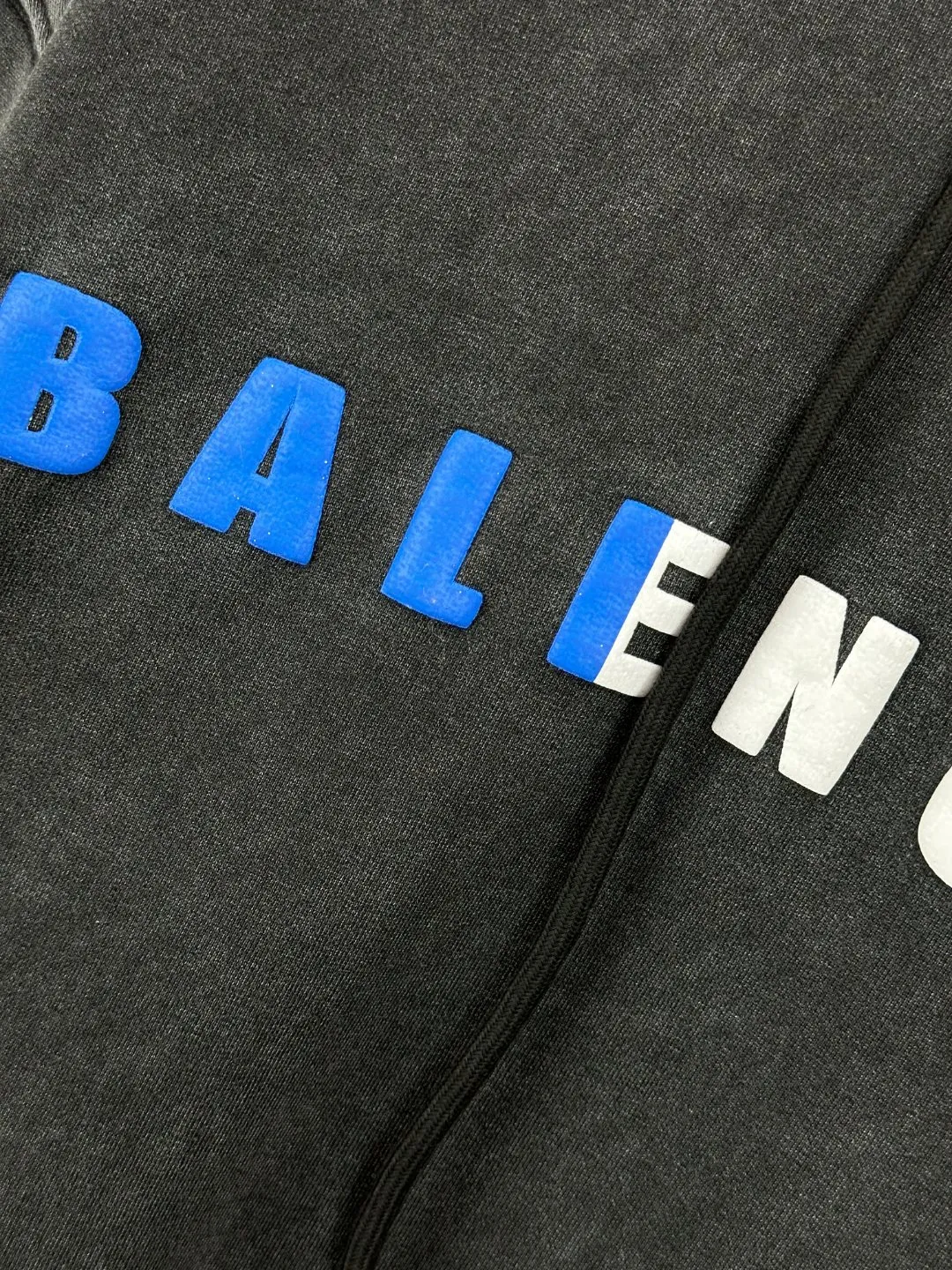🅿️370 BALENCI*GA Paris colorful foam logo hooded long-sleeved sweatshirt. The front pattern is printed with environmentally friendly foam glue. The ready-made garments are washed and distressed. Customized matching hardware. The letters are clear. The effect is three-dimensional. Exclusively pattern-woven and dyed 460g fabric. Threads are dyed in the same vat with zero color difference. Brick cabinet synchronization. Welcome to compare. Same style for men and women -Color: washed black, flower gray -SIZE: Xs S M L Style number 8973#