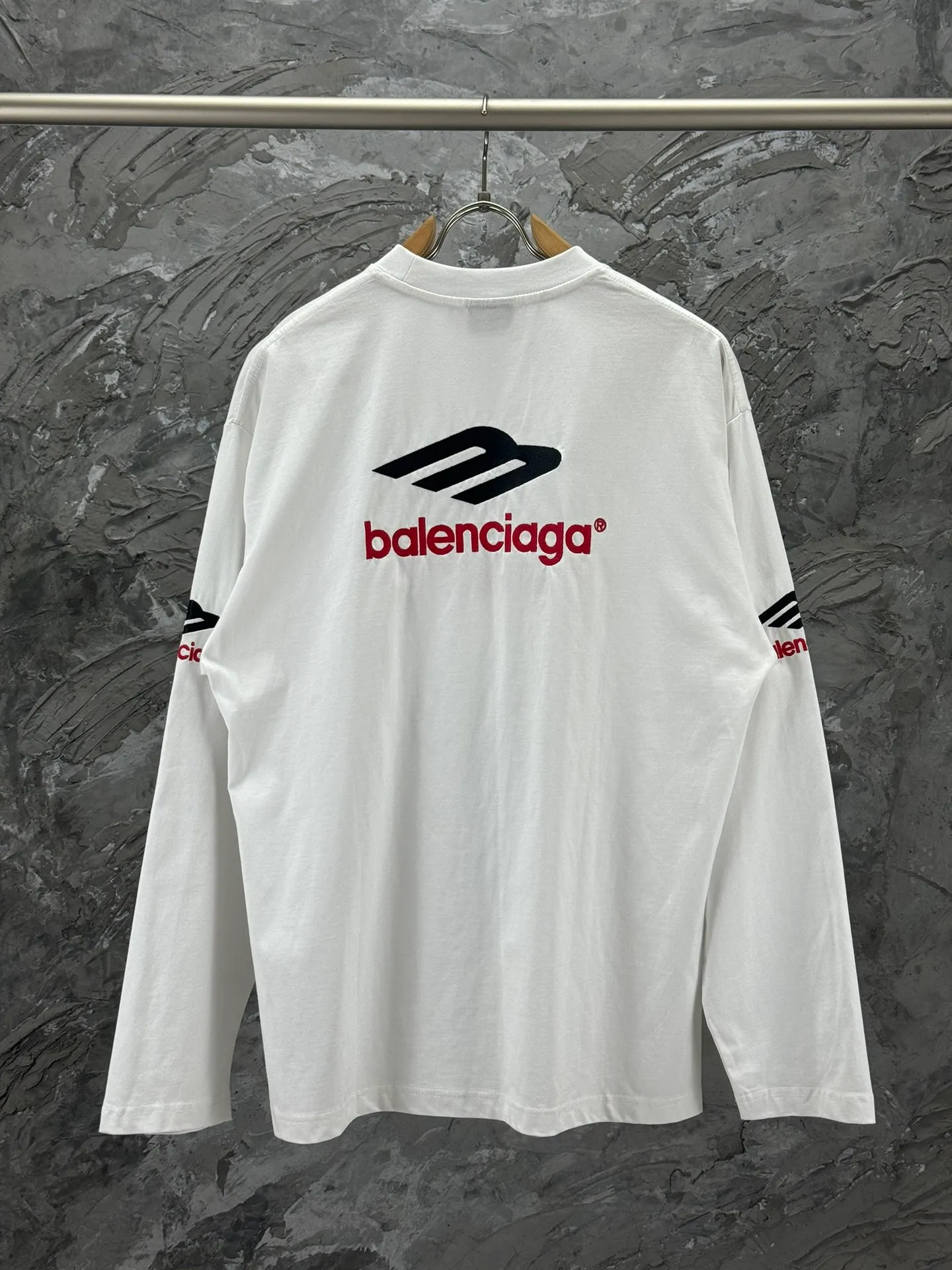 🅿️250 BALENCI*GA Paris 3M embroidered long sleeve. The fabric is made of Paris custom-woven and dyed double yarn pure cotton fabric. The weight is 280g. The thread is custom-woven and dyed without color difference. The front and back panels are embroidered with imported Tajima machines. Two high-temperature setting washes. os dropped shoulders and loose version. Same style for men and women -Color: black ivory -SIZE: XS S M L Style No. 8610#