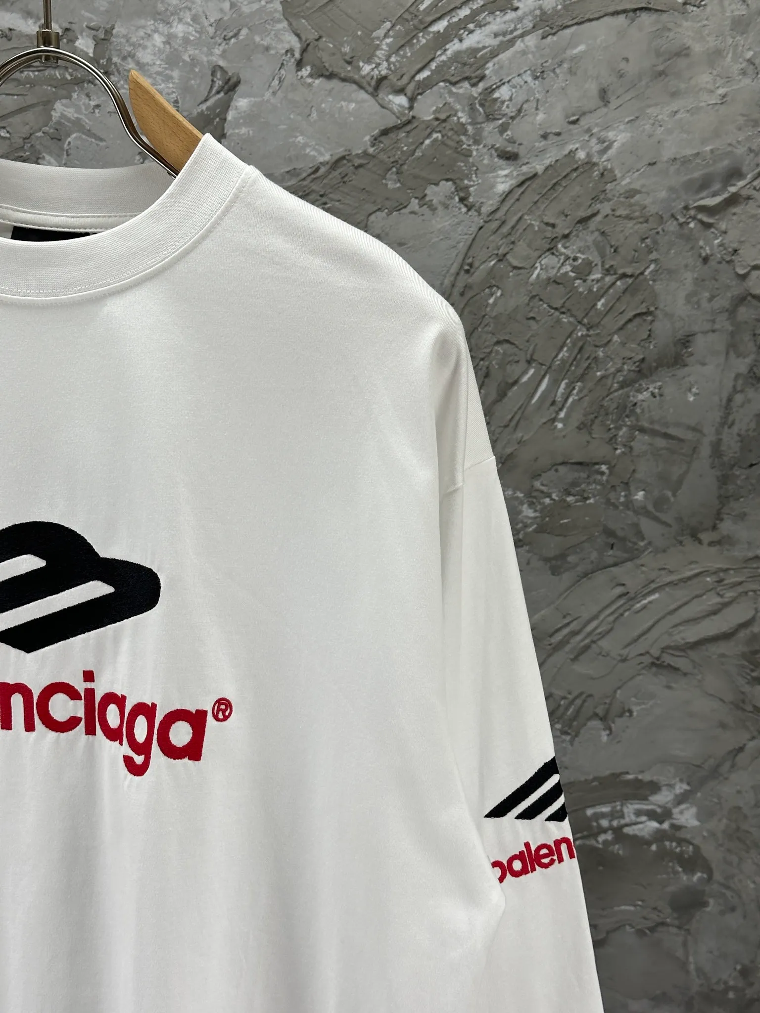 🅿️250 BALENCI*GA Paris 3M embroidered long sleeve. The fabric is made of Paris custom-woven and dyed double yarn pure cotton fabric. The weight is 280g. The thread is custom-woven and dyed without color difference. The front and back panels are embroidered with imported Tajima machines. Two high-temperature setting washes. os dropped shoulders and loose version. Same style for men and women -Color: black ivory -SIZE: XS S M L Style No. 8610#