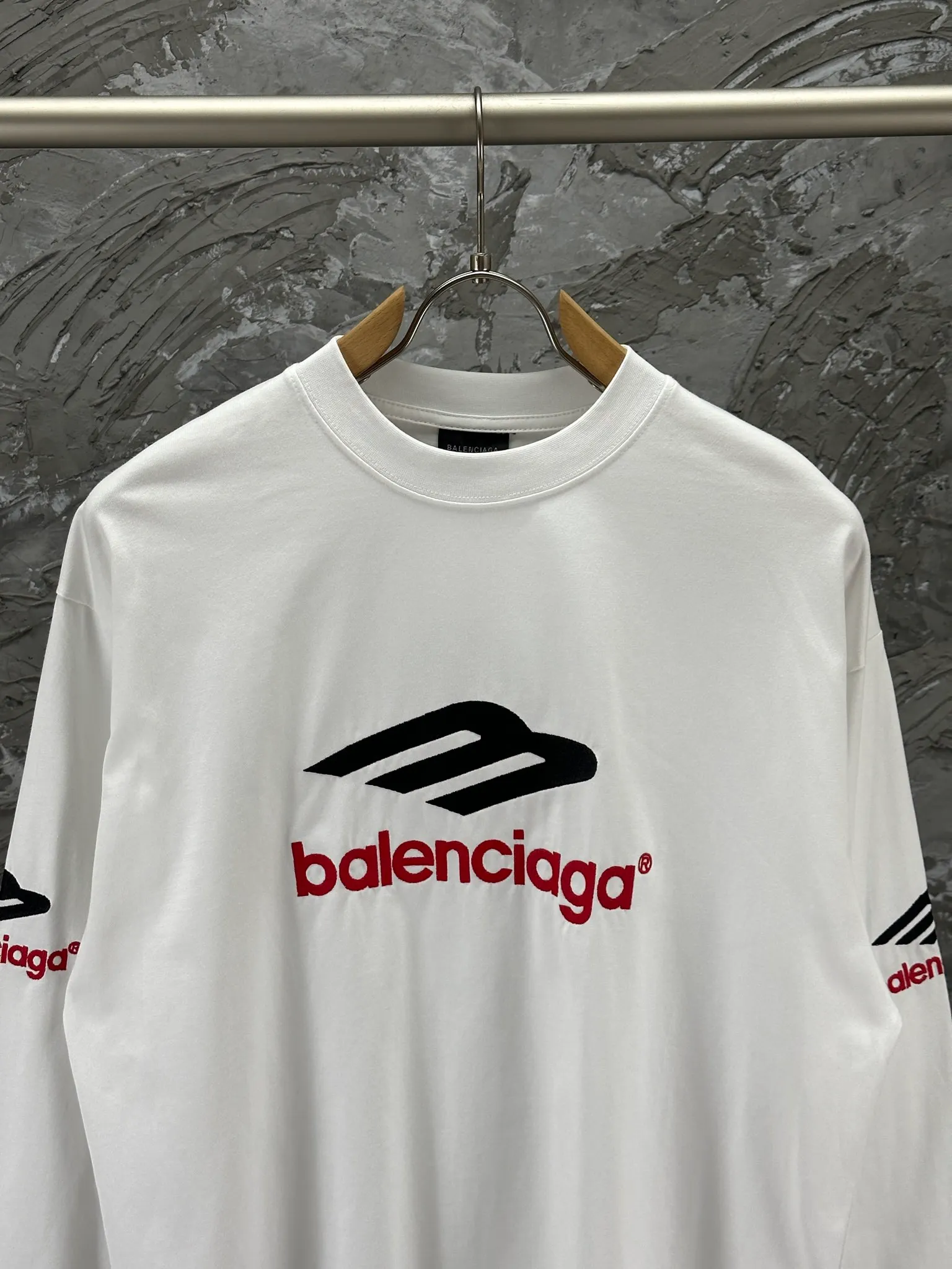 🅿️250 BALENCI*GA Paris 3M embroidered long sleeve. The fabric is made of Paris custom-woven and dyed double yarn pure cotton fabric. The weight is 280g. The thread is custom-woven and dyed without color difference. The front and back panels are embroidered with imported Tajima machines. Two high-temperature setting washes. os dropped shoulders and loose version. Same style for men and women -Color: black ivory -SIZE: XS S M L Style No. 8610#