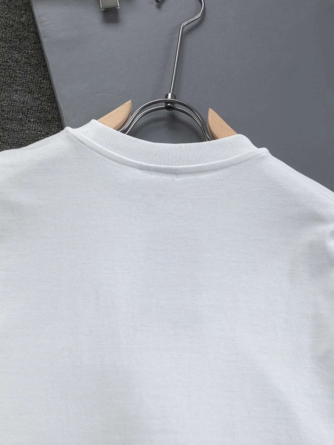 🅿️190 Balenciaga Double BB Slightly wide version S-XL 26ss New Year catwalk hot sale 🔥 New style co-branded Luxury Scrlpt chest patch 🪡 Embroidered logo short-sleeved T-shirt is full of retro flavor. Every new product in Paris is bound to set off a wave of fashion. This one is no exception..🙈🙈Both men and women are super handsome! The os version is not picky at all, and the high-quality products are rare and sold in limited quantities. Balenciaga's new Be different round neck short-sleeved, basic style casual T-shirt, the overall design is simple and fashionable, very elegant and clean. Made of 100% pure cotton fabric, the upper body is soft and comfortable. The details are just right, not exaggerated, and have a sense of design. This T-shirt is a couple style that can be worn by both men and women. It is fashionable, versatile and easy to wear! Color: Black White Size: S MLXL Size chart: S: Shoulder width 45.5 - Bust 52 - Clothing length 70 M: Shoulder width 47 - Bust 54 - Clothing length 72 L: Shoulder width 48.5 - Bust 56 - Clothing length 74 XL: Shoulder width 50 - Bust 58 - Clothing length 76