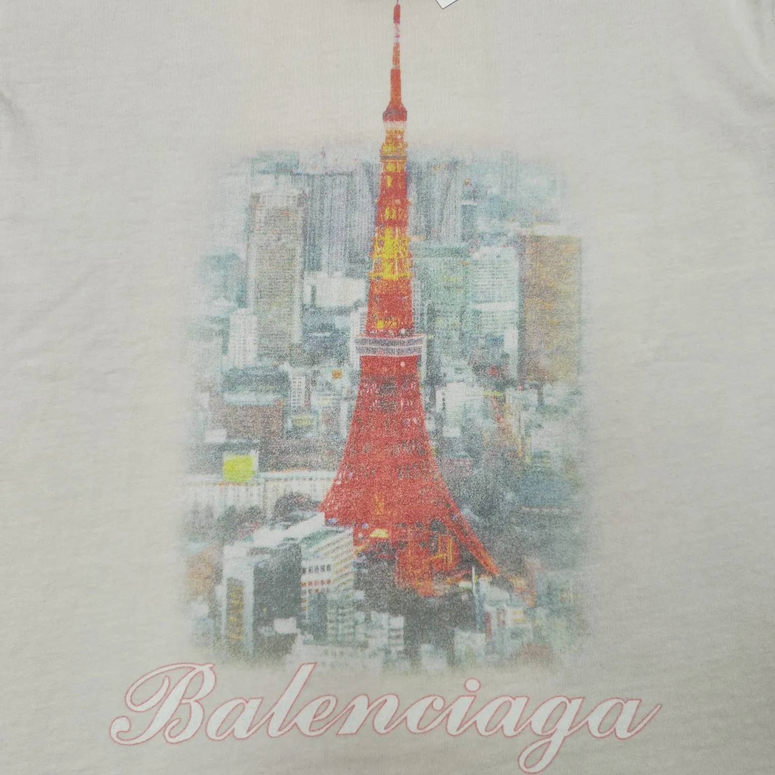 Top version - BALENCIAGA - Tokyo Ginza limited edition short-sleeved T-shirt. The original developed custom-woven fabric process is washed and processed. The fabric with a high weight of 280 grams is full of texture. The cloth is clean, soft and comfortable. Solona thread dyeing has no color difference. Kornit direct-injection front is decorated with ginzatokyo art prints. The printed pattern is presented with cracks and fading effects, and washed to make old holes. The crackle Kangli printing process is a unique printing technology. Through the steps of design pattern, fabric selection, printing equipment, printing process, drying and shaping, quality inspection and packaging and storage, digital printing with crackle effect is produced. os dropped shoulder loose version. Same style for men and women. Color: active white black. Size: XS-L P:280