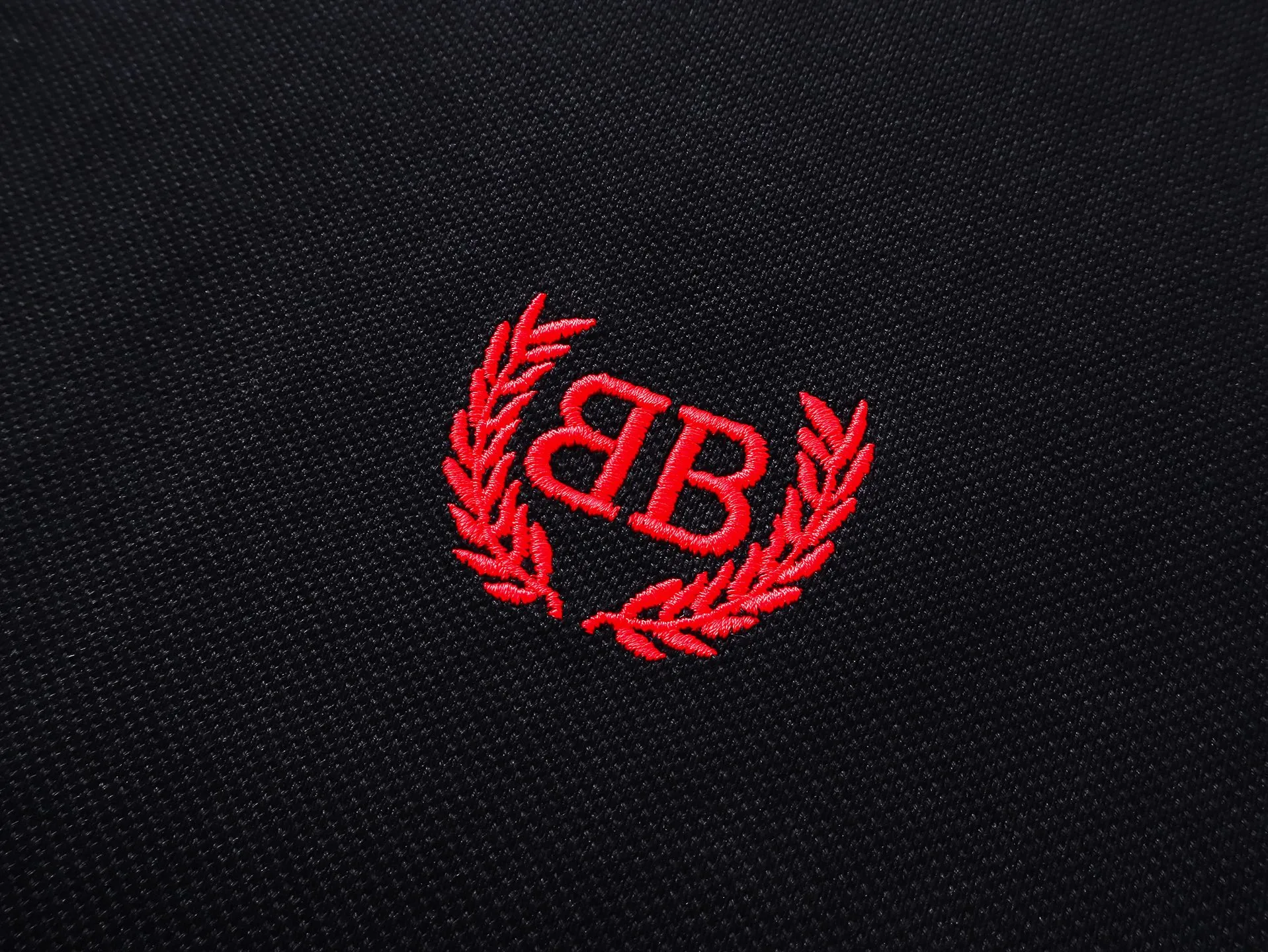 🅿️220 real photos [Top version. Official website quality] BALENCI*GA/Paris #2025 new model with classic LOGO wheat ear embroidery on the front and back, ready-to-wear distressed POLO shirt, front and back slit design, full of design, welcome to compare. The fabric is made of Paris ZP custom-woven and dyed cotton pique, with a weight of 260 grams. The cloth surface is clean. The cloth pattern is clear, soft and comfortable. The threads are woven and dyed with no color difference. The embroidered LOGO is embroidered using imported Tajima embroidery machine. The effect is three-dimensional. Restore the brick cabinet, adopt OS loose shoulder style. Same style for men and women. Coding: BL252208 Color: black, white Size: XS S M L