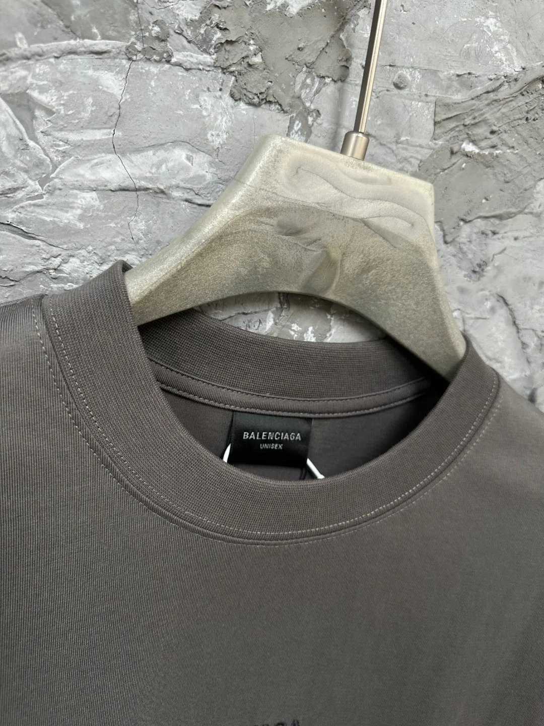 🅿️250 BALENCI*GA Paris classic letter embroidery long-sleeved T-shirt. The classic letters on the front and back are embroidered with imported Tajima embroidery machines. Restored brick cabinets. Exclusively woven and dyed 280g fabric. Threads are dyed in the same vat with zero color difference. The version adopts OS loose shoulder version. Welcome to compare. Same style for men and women -Color: black white smoke gray -SIZE: Xs S M L style number 8646#