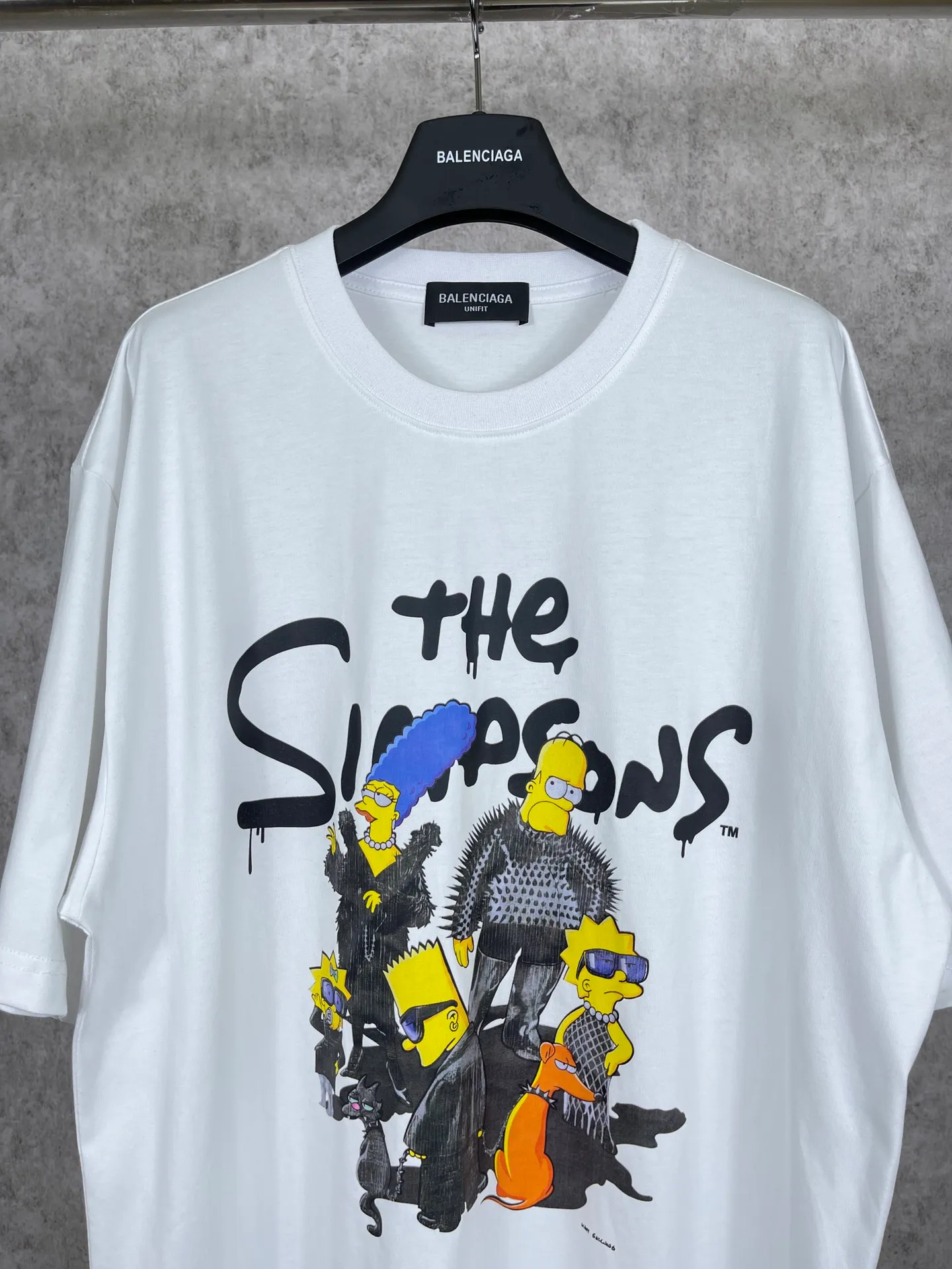 🅿️170 Actual Photos [Top version. Official website quality] BALENCI*GA/Paris. Co-branded model BALENCI*GA.x THE SIMPSONS Simpson co-branded short-sleeved T-shirt. The fabric is made of Paris ZP custom-woven and dyed cotton double yarn. The net weight is 260 grams. The cloth surface is clean. The cloth pattern is clear, soft and comfortable. The threads are dyed with no color difference. The classic pattern is made with Kornit digital direct printing machine, the effect is three-dimensional, the color is aligned with ZP, no burrs, the LOGO is embroidered on the back hem, and the brick cabinet is restored. It is produced in Jubie market based on the pictures. You are welcome to compare the version and use the OS loose shoulder version. Same style for men and women Code: BL223053 Color: Black. White. Blue Size: XS to L