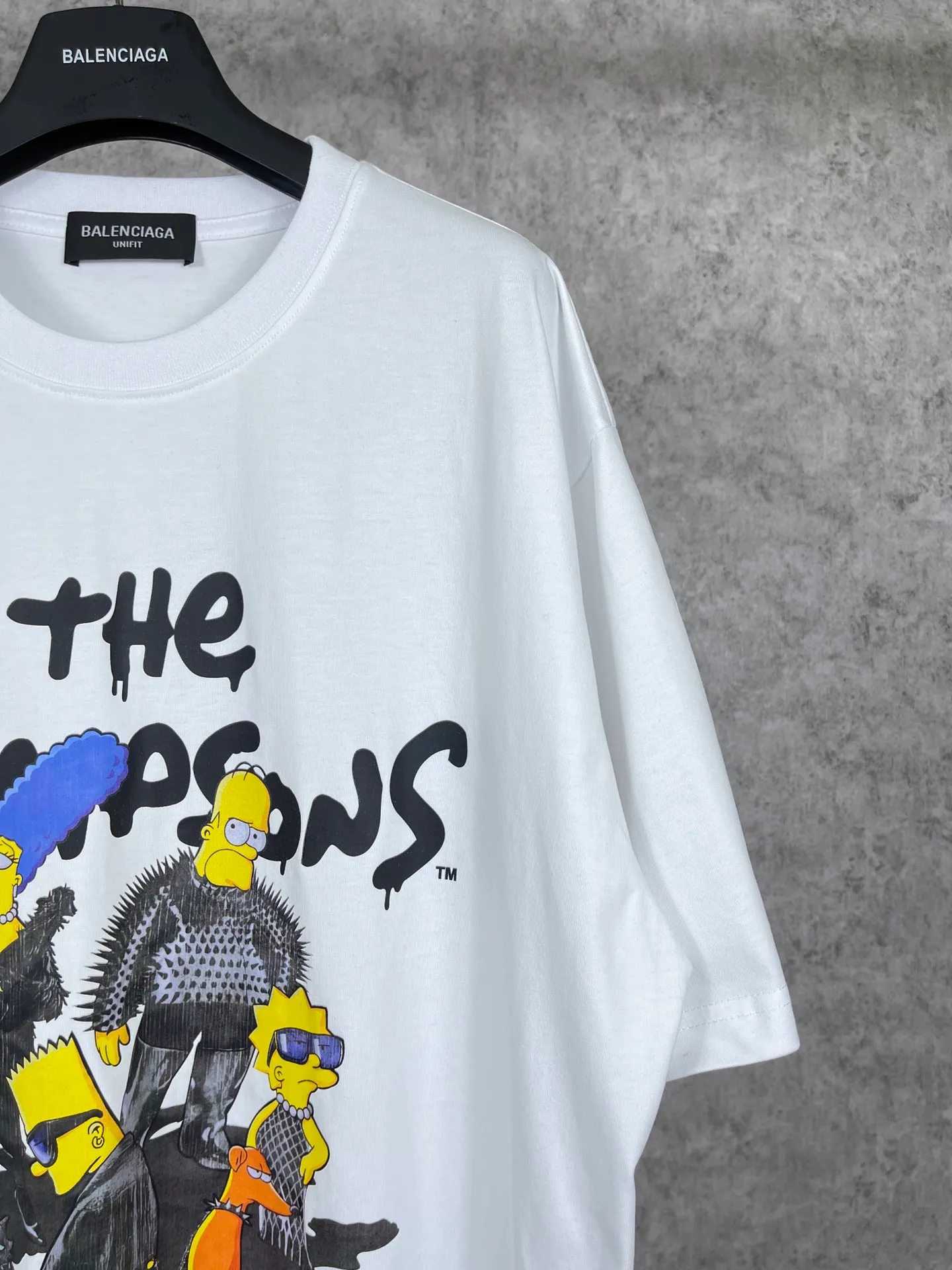 🅿️170 Actual Photos [Top version. Official website quality] BALENCI*GA/Paris. Co-branded model BALENCI*GA.x THE SIMPSONS Simpson co-branded short-sleeved T-shirt. The fabric is made of Paris ZP custom-woven and dyed cotton double yarn. The net weight is 260 grams. The cloth surface is clean. The cloth pattern is clear, soft and comfortable. The threads are dyed with no color difference. The classic pattern is made with Kornit digital direct printing machine, the effect is three-dimensional, the color is aligned with ZP, no burrs, the LOGO is embroidered on the back hem, and the brick cabinet is restored. It is produced in Jubie market based on the pictures. You are welcome to compare the version and use the OS loose shoulder version. Same style for men and women Code: BL223053 Color: Black. White. Blue Size: XS to L