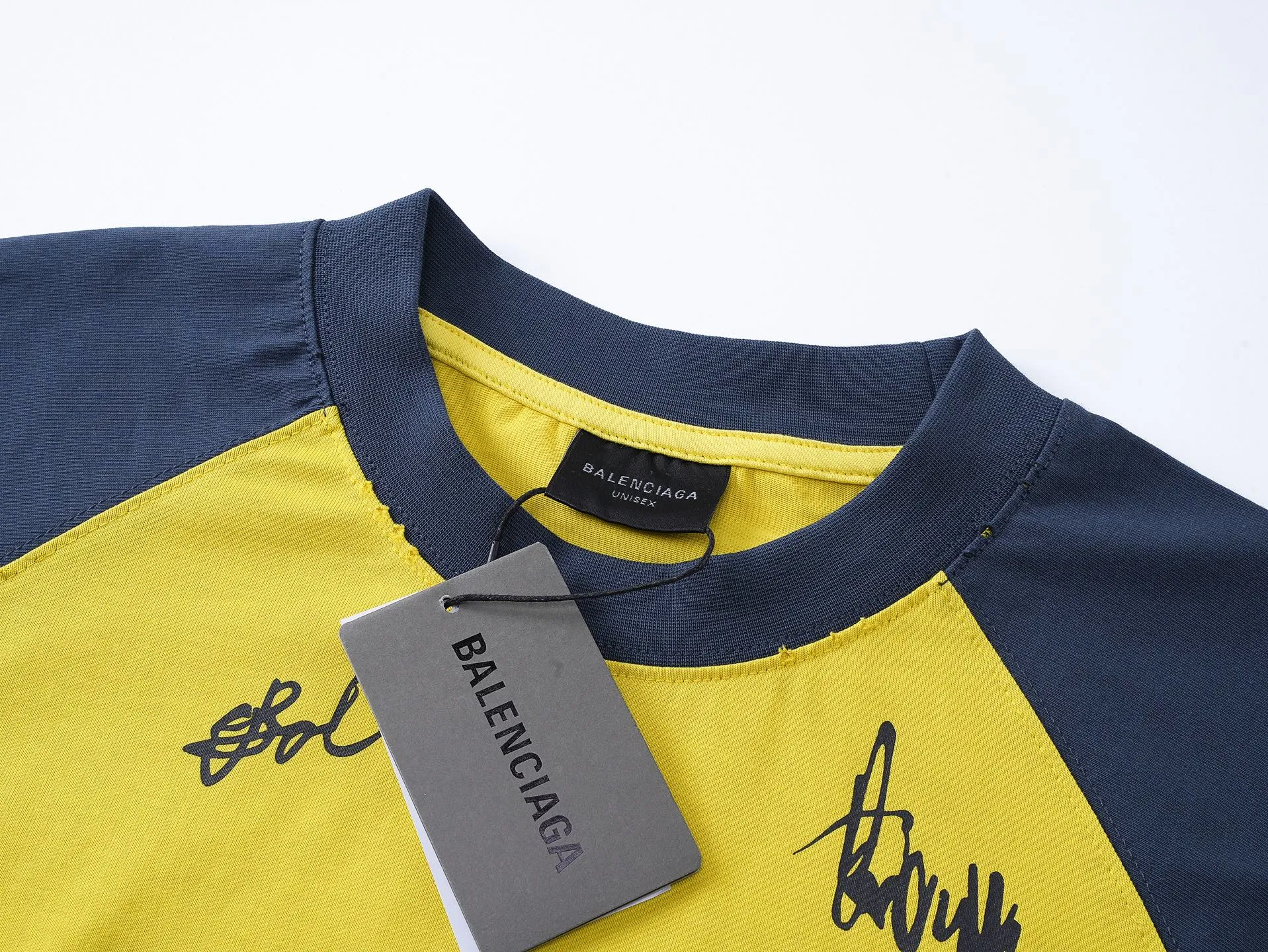🅿️230 real photos [Top version. Official website quality] BALENCI*GA/Paris #2025 new style raglan sleeves, color matching, signature printing, embroidery LOGO, washed, distressed, hand-painted graffiti, new short-sleeved T-shirt. #2025 Brick Cabinet Synchronization Extra heavy craftsmanship. Welcome to compare. The fabric is made of Paris ZP custom-woven and dyed cotton double yarn, with a weight of 260 grams. The cloth surface is clean. The cloth pattern is clear, soft and comfortable. The threads are dyed with no color difference. The signature is printed with environmentally friendly glue, and the classic letter LOGO is embroidered with an imported Tajima embroidery machine. The letters are clear and the effect is three-dimensional. Restore brick cabinet, adopt OS loose shoulder style. Same style for men and women. Code: BL253728 Color: black, white, yellow Size: XS S M L