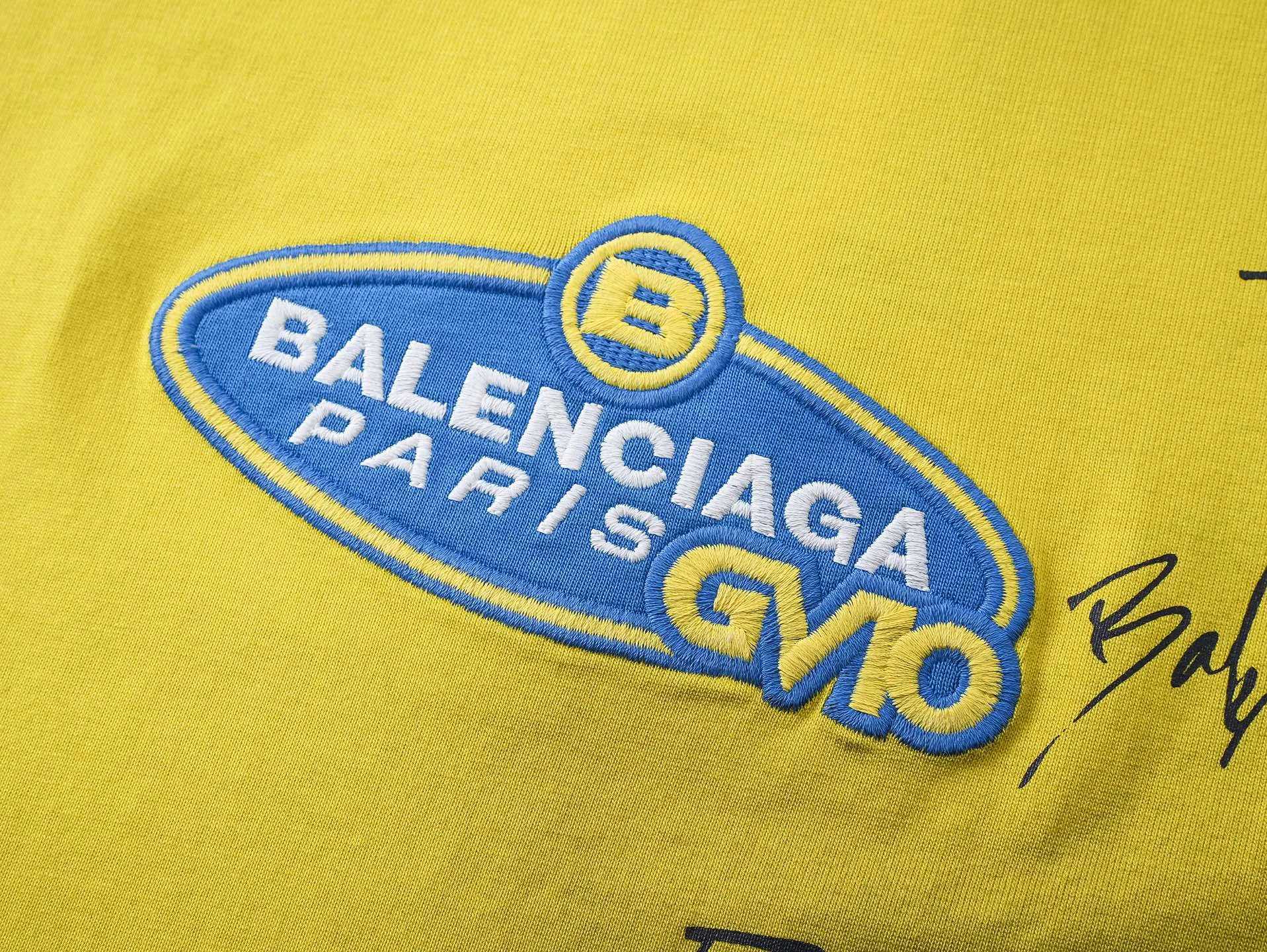 🅿️230 real photos [Top version. Official website quality] BALENCI*GA/Paris #2025 new style raglan sleeves, color matching, signature printing, embroidery LOGO, washed, distressed, hand-painted graffiti, new short-sleeved T-shirt. #2025 Brick Cabinet Synchronization Extra heavy craftsmanship. Welcome to compare. The fabric is made of Paris ZP custom-woven and dyed cotton double yarn, with a weight of 260 grams. The cloth surface is clean. The cloth pattern is clear, soft and comfortable. The threads are dyed with no color difference. The signature is printed with environmentally friendly glue, and the classic letter LOGO is embroidered with an imported Tajima embroidery machine. The letters are clear and the effect is three-dimensional. Restore brick cabinet, adopt OS loose shoulder style. Same style for men and women. Code: BL253728 Color: black, white, yellow Size: XS S M L
