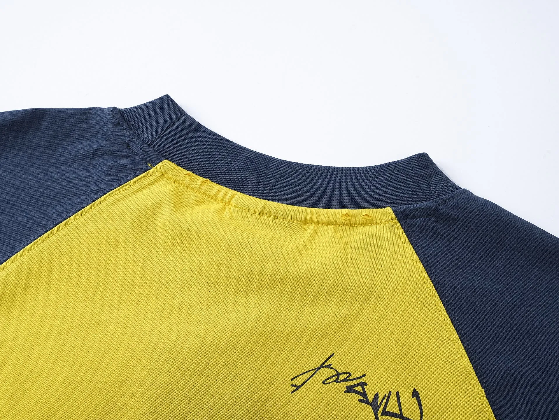 🅿️230 real photos [Top version. Official website quality] BALENCI*GA/Paris #2025 new style raglan sleeves, color matching, signature printing, embroidery LOGO, washed, distressed, hand-painted graffiti, new short-sleeved T-shirt. #2025 Brick Cabinet Synchronization Extra heavy craftsmanship. Welcome to compare. The fabric is made of Paris ZP custom-woven and dyed cotton double yarn, with a weight of 260 grams. The cloth surface is clean. The cloth pattern is clear, soft and comfortable. The threads are dyed with no color difference. The signature is printed with environmentally friendly glue, and the classic letter LOGO is embroidered with an imported Tajima embroidery machine. The letters are clear and the effect is three-dimensional. Restore brick cabinet, adopt OS loose shoulder style. Same style for men and women. Code: BL253728 Color: black, white, yellow Size: XS S M L