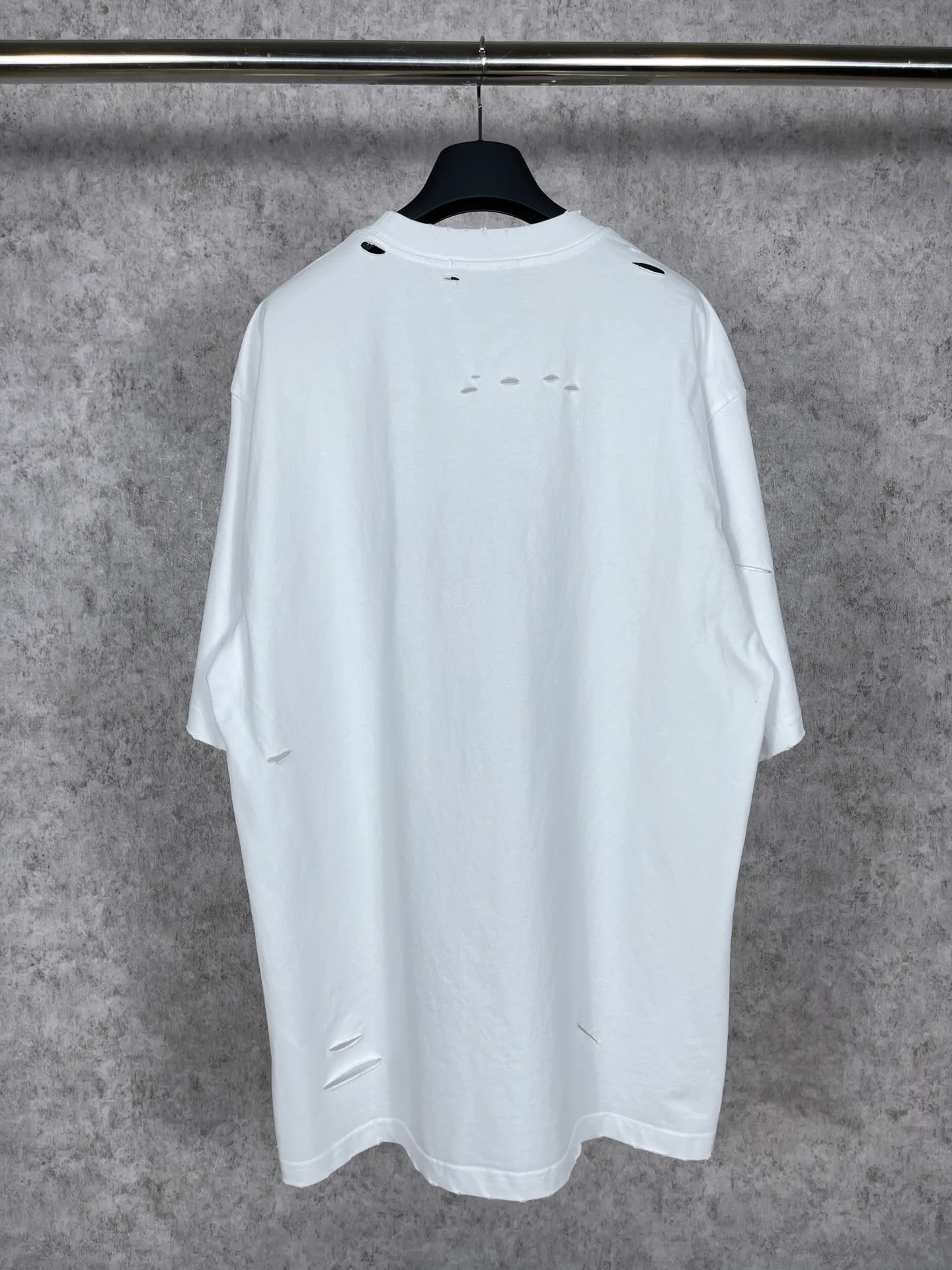 🅿️166 Actual pictures [Top version. Official website quality] BALENCI*GA/Paris. Classic letter LOGO printed ready-to-wear, washed, distressed, hole-cut, short-sleeved T-shirt. Brick cabinet synchronization. The fabric is made of Paris ZP custom-woven and dyed 100% cotton double yarn compact cotton. The weight is 260 grams, the cloth surface is clean. The cloth pattern is clear, soft and comfortable. The threads are dyed with no color difference. The classic pattern is printed with environmentally friendly imported materials, straight cracks and cracked glue. Precision printing screen, the letters are clear and the effect is three-dimensional. Restored brick cabinet. Ready-made garments are washed and worn, many people grind and cut them by hand. They are produced with heavy craftsmanship. Different market currency. Welcome to compare. The version adopts OS loose shoulder version. Same style for men and women. Coding: BL223033 Color: black, white, dark coffee, purple, lake blue, red, army green Size: XS to L