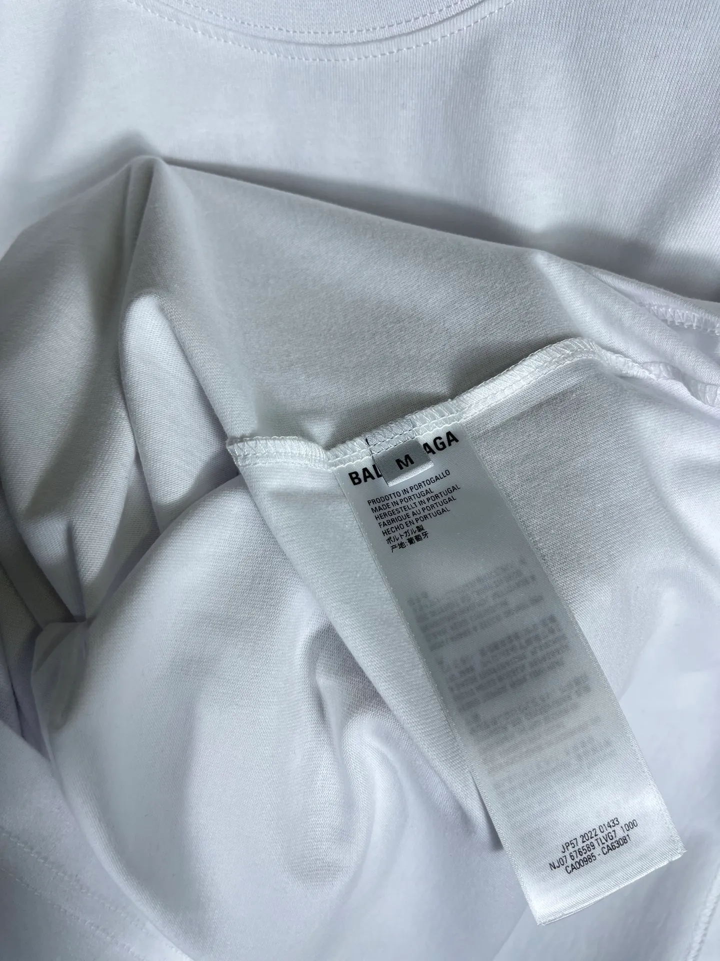 🅿️166 Actual pictures [Top version. Official website quality] BALENCI*GA/Paris. Classic letter LOGO printed ready-to-wear, washed, distressed, hole-cut, short-sleeved T-shirt. Brick cabinet synchronization. The fabric is made of Paris ZP custom-woven and dyed 100% cotton double yarn compact cotton. The weight is 260 grams, the cloth surface is clean. The cloth pattern is clear, soft and comfortable. The threads are dyed with no color difference. The classic pattern is printed with environmentally friendly imported materials, straight cracks and cracked glue. Precision printing screen, the letters are clear and the effect is three-dimensional. Restored brick cabinet. Ready-made garments are washed and worn, many people grind and cut them by hand. They are produced with heavy craftsmanship. Different market currency. Welcome to compare. The version adopts OS loose shoulder version. Same style for men and women. Coding: BL223033 Color: black, white, dark coffee, purple, lake blue, red, army green Size: XS to L