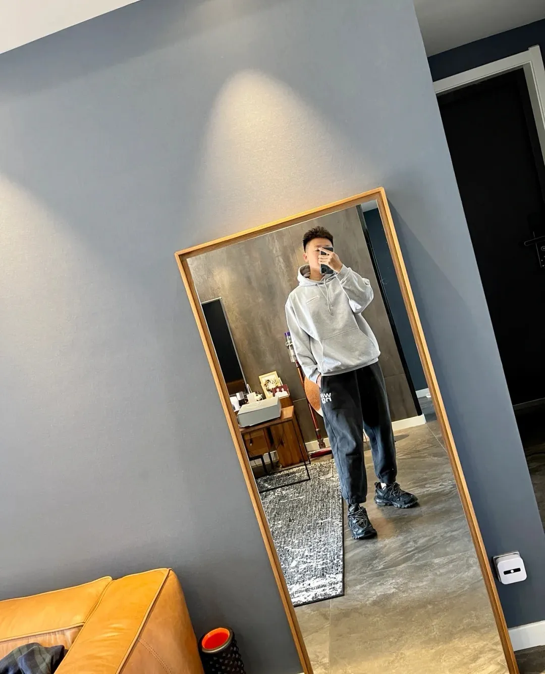 ♻️💯Upper body reference model picture❤️The top tested version of Balenciaga BALENCIAGA Cola Mailang embroidered print male and female couple stars the same autumn and winter pure cotton hoodie hooded sweatshirt. Three colors are available, ensuring the same fabric as the original version, no color difference! Customized dyeing in a package! INS, Xiaohongshu’s popular style, classics that never fade away! The king of orders in Spain, the fried chicken is highly recommended! 480% pure cotton terry fabric, comfortable and warm! Full of drape! The printing uses Tajima embroidery machine imported from Japan, which is known as the fighter among embroidery machines. The embroidery is meticulous, with no threads or skipped threads, the printing and embroidery are full and fine, and the letter spacing is consistent with ZP! Wearing it gives you full confidence and peace of mind! The labels and washes are all correct! On behalf of G at the same level! Consistent packaging at the counter! Size: XS-L Color: Purple light gray white gray P:450