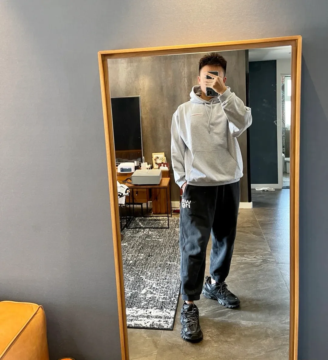 ♻️💯Upper body reference model picture❤️The top tested version of Balenciaga BALENCIAGA Cola Mailang embroidered print male and female couple stars the same autumn and winter pure cotton hoodie hooded sweatshirt. Three colors are available, ensuring the same fabric as the original version, no color difference! Customized dyeing in a package! INS, Xiaohongshu’s popular style, classics that never fade away! The king of orders in Spain, the fried chicken is highly recommended! 480% pure cotton terry fabric, comfortable and warm! Full of drape! The printing uses Tajima embroidery machine imported from Japan, which is known as the fighter among embroidery machines. The embroidery is meticulous, with no threads or skipped threads, the printing and embroidery are full and fine, and the letter spacing is consistent with ZP! Wearing it gives you full confidence and peace of mind! The labels and washes are all correct! On behalf of G at the same level! Consistent packaging at the counter! Size: XS-L Color: Purple light gray white gray P:450