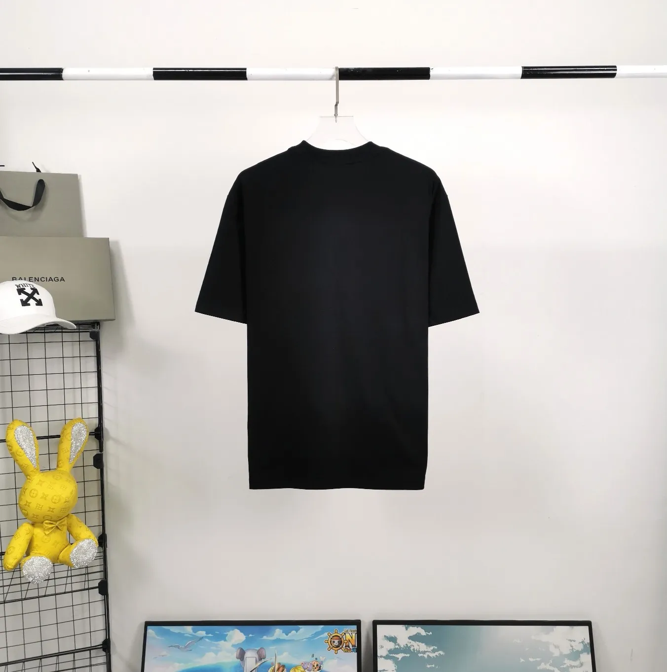 [New arrival] The top tested version of Balenciaga's classic wheat crown lock Paris male and female couple star's same style pure cotton short-sleeved T-shirt. Selected 32S 260g combed cotton fabric, thick and textured, high-density knitting weaving technology, firm and elastic, extremely smooth and skin-friendly, soft and delicate feel, does not shrink or deform, the upper body is crisp and stylish, different from the cheap soft couch fabrics with low weight and low count on the market.  Ultra-high-level workmanship, every detail shows a sense of luxury, and the original three-dimensional cutting process creates a perfect fit. The OS loose shoulder style accommodates all body types. It is a truly versatile style that looks slim and good-looking for both men and women.   3M (black) reflective classic wheat ear letter printing, high fastness and will not crack or fall off. The classic pattern will never go out of style. Multiple colors are available, and every color is beautiful!  Color: Black White Dark Khaki Size: XS-L P:250