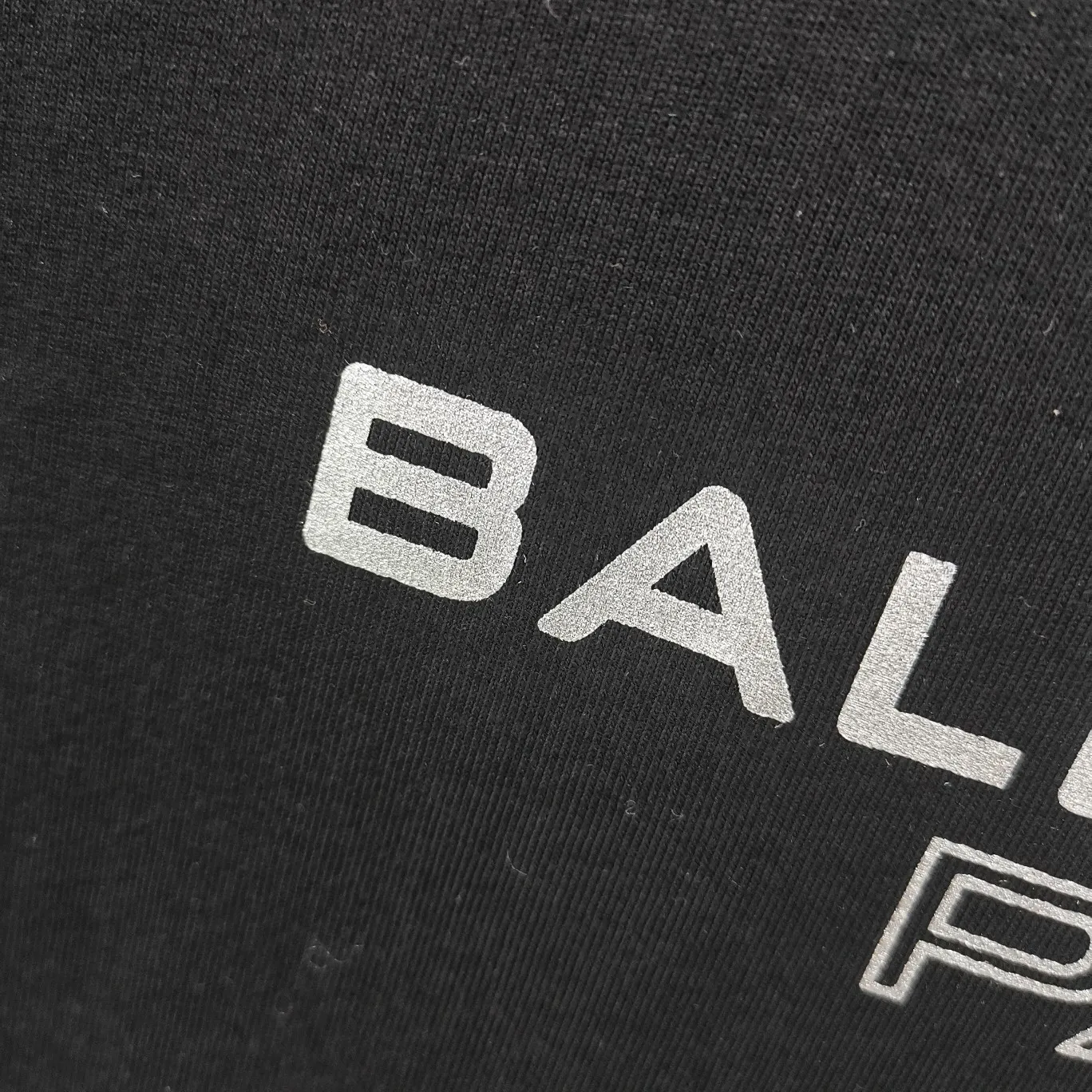 [New arrival] The top tested version of Balenciaga's classic wheat crown lock Paris male and female couple star's same style pure cotton short-sleeved T-shirt. Selected 32S 260g combed cotton fabric, thick and textured, high-density knitting weaving technology, firm and elastic, extremely smooth and skin-friendly, soft and delicate feel, does not shrink or deform, the upper body is crisp and stylish, different from the cheap soft couch fabrics with low weight and low count on the market.  Ultra-high-level workmanship, every detail shows a sense of luxury, and the original three-dimensional cutting process creates a perfect fit. The OS loose shoulder style accommodates all body types. It is a truly versatile style that looks slim and good-looking for both men and women.   3M (black) reflective classic wheat ear letter printing, high fastness and will not crack or fall off. The classic pattern will never go out of style. Multiple colors are available, and every color is beautiful!  Color: Black White Dark Khaki Size: XS-L P:250