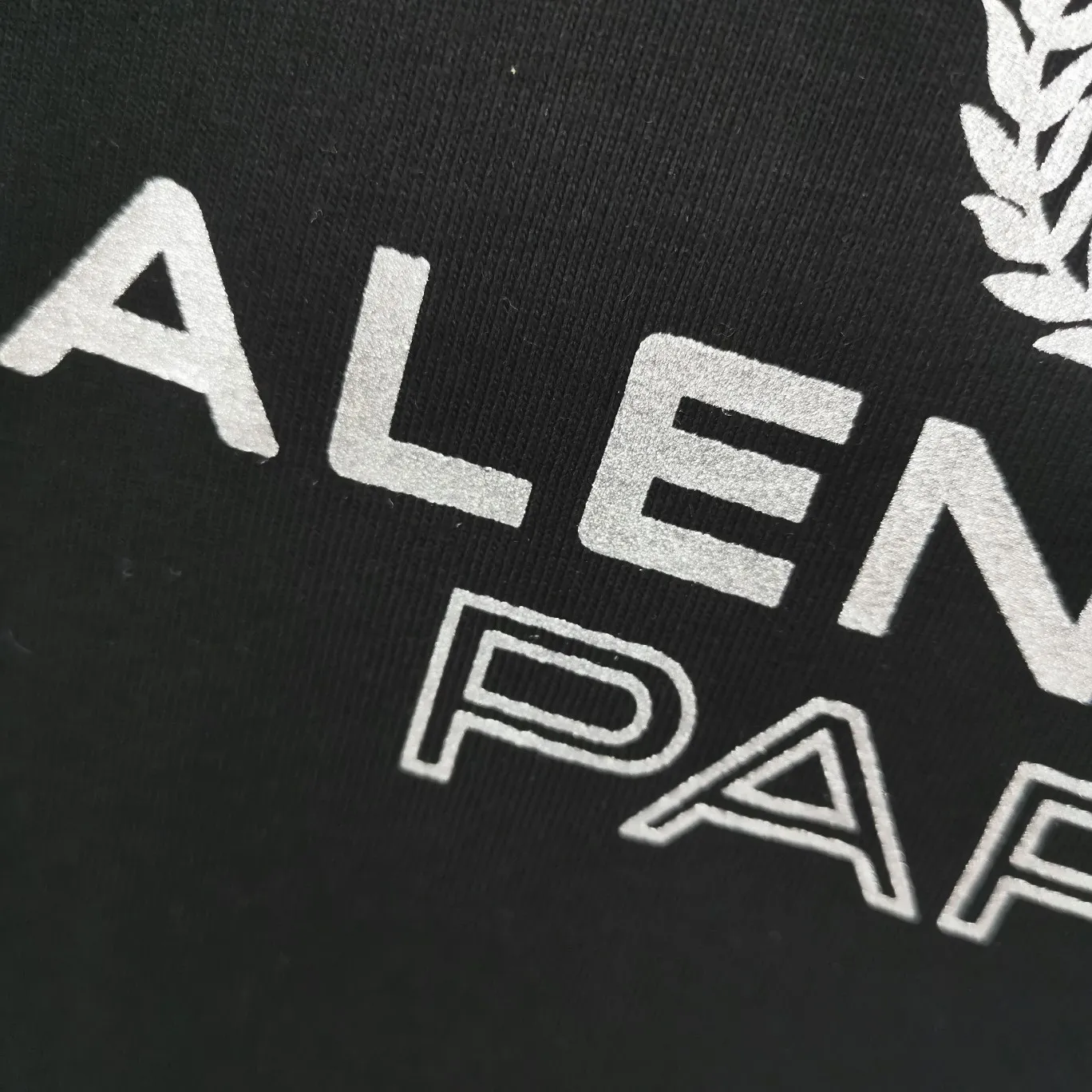 [New arrival] The top tested version of Balenciaga's classic wheat crown lock Paris male and female couple star's same style pure cotton short-sleeved T-shirt. Selected 32S 260g combed cotton fabric, thick and textured, high-density knitting weaving technology, firm and elastic, extremely smooth and skin-friendly, soft and delicate feel, does not shrink or deform, the upper body is crisp and stylish, different from the cheap soft couch fabrics with low weight and low count on the market.  Ultra-high-level workmanship, every detail shows a sense of luxury, and the original three-dimensional cutting process creates a perfect fit. The OS loose shoulder style accommodates all body types. It is a truly versatile style that looks slim and good-looking for both men and women.   3M (black) reflective classic wheat ear letter printing, high fastness and will not crack or fall off. The classic pattern will never go out of style. Multiple colors are available, and every color is beautiful!  Color: Black White Dark Khaki Size: XS-L P:250
