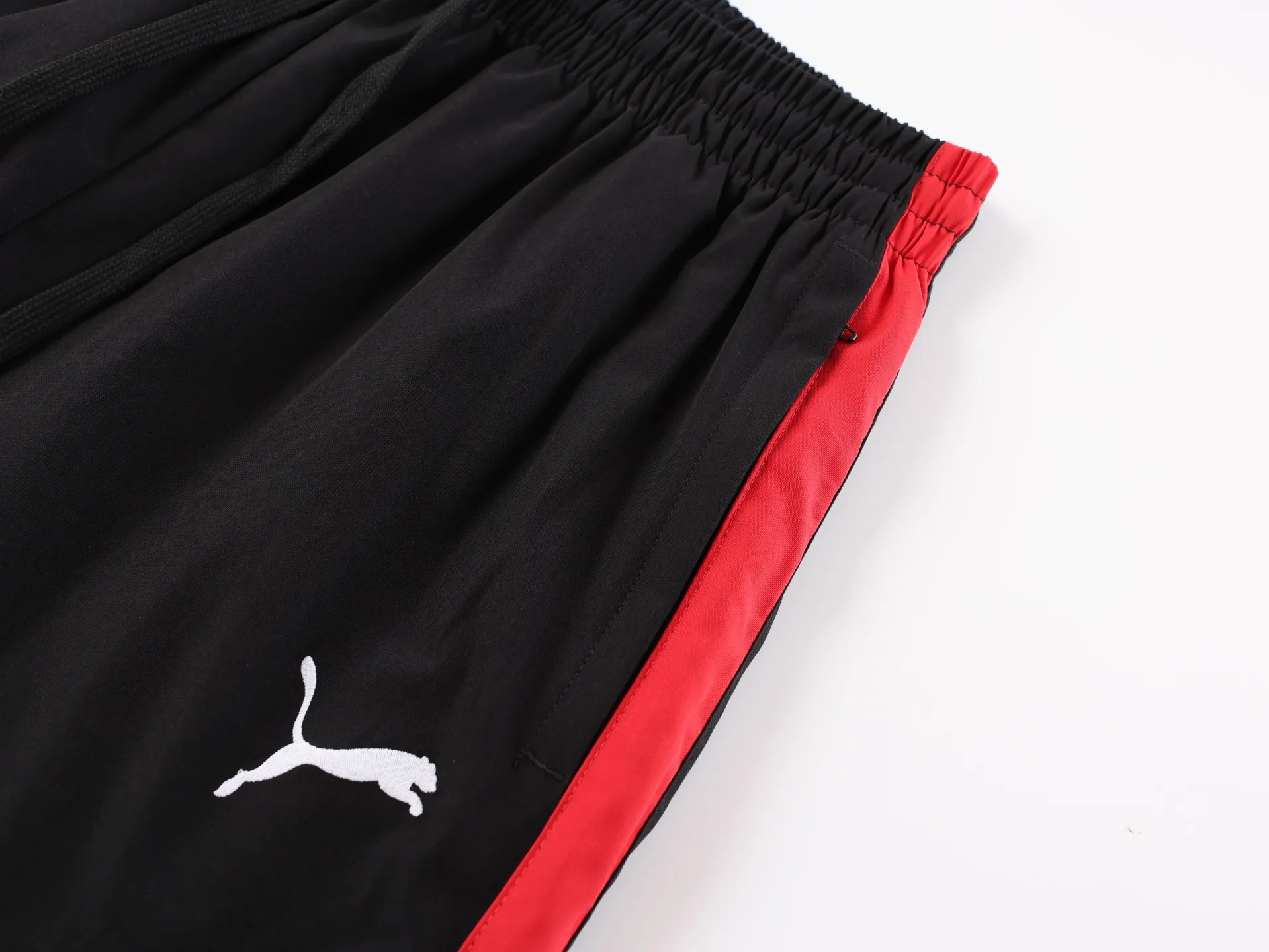🅿️520 [Exclusive supply] BLCG x Puma 25FW Manchester United spliced ​​trousers. The fabric is made of high-quality 200D nylon cotton fabric. The inner mesh is more breathable and comfortable. It is different from the ready-made fabrics in the market. It is three times the price of ordinary fabrics in the market. The embroidery is made of imported Behringer, with precision operation of 10,000-needle density, hardware accessories, and zipper slider mold customization. Size:XS/S/M/L