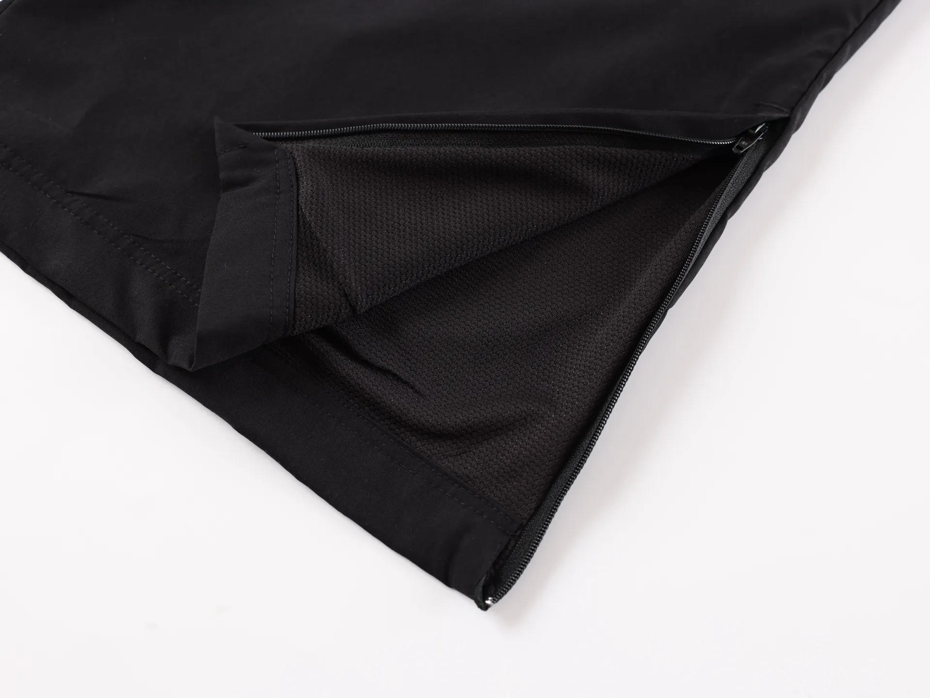 🅿️520 [Exclusive supply] BLCG x Puma 25FW Manchester United spliced ​​trousers. The fabric is made of high-quality 200D nylon cotton fabric. The inner mesh is more breathable and comfortable. It is different from the ready-made fabrics in the market. It is three times the price of ordinary fabrics in the market. The embroidery is made of imported Behringer, with precision operation of 10,000-needle density, hardware accessories, and zipper slider mold customization. Size:XS/S/M/L