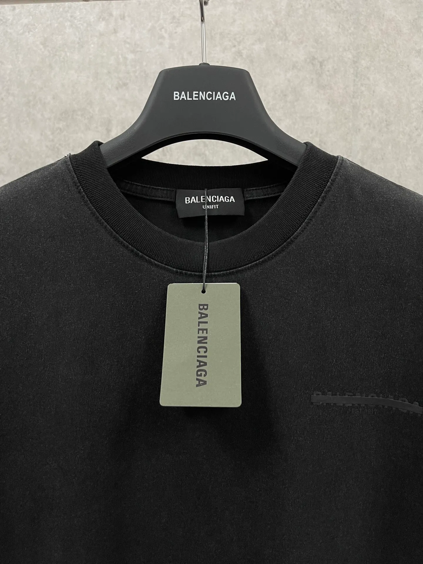 🅿️180 real photos [Top version. Official website quality] BALENCI*GA/Paris BALENCI*GA# front and back letter seal printed washed short-sleeved T-shirt. Brick cabinet synchronization. The fabric is made of Paris ZP custom-woven and dyed 100% cotton double yarn compact cotton. The weight is 260 grams, the cloth surface is clean. The cloth pattern is clear. Soft and comfortable. The color fastness is good. It is not easy to change color. The threads are woven and dyed with no color difference. The printing uses imported environmentally friendly glue, which has a three-dimensional effect and no burrs. The ready-made clothes are washed and distressed, and the brick cabinets are restored. The version adopts the OS loose shoulder style. The same style for men and women. Code: BL223078 Color: Washed black Size: XS to L