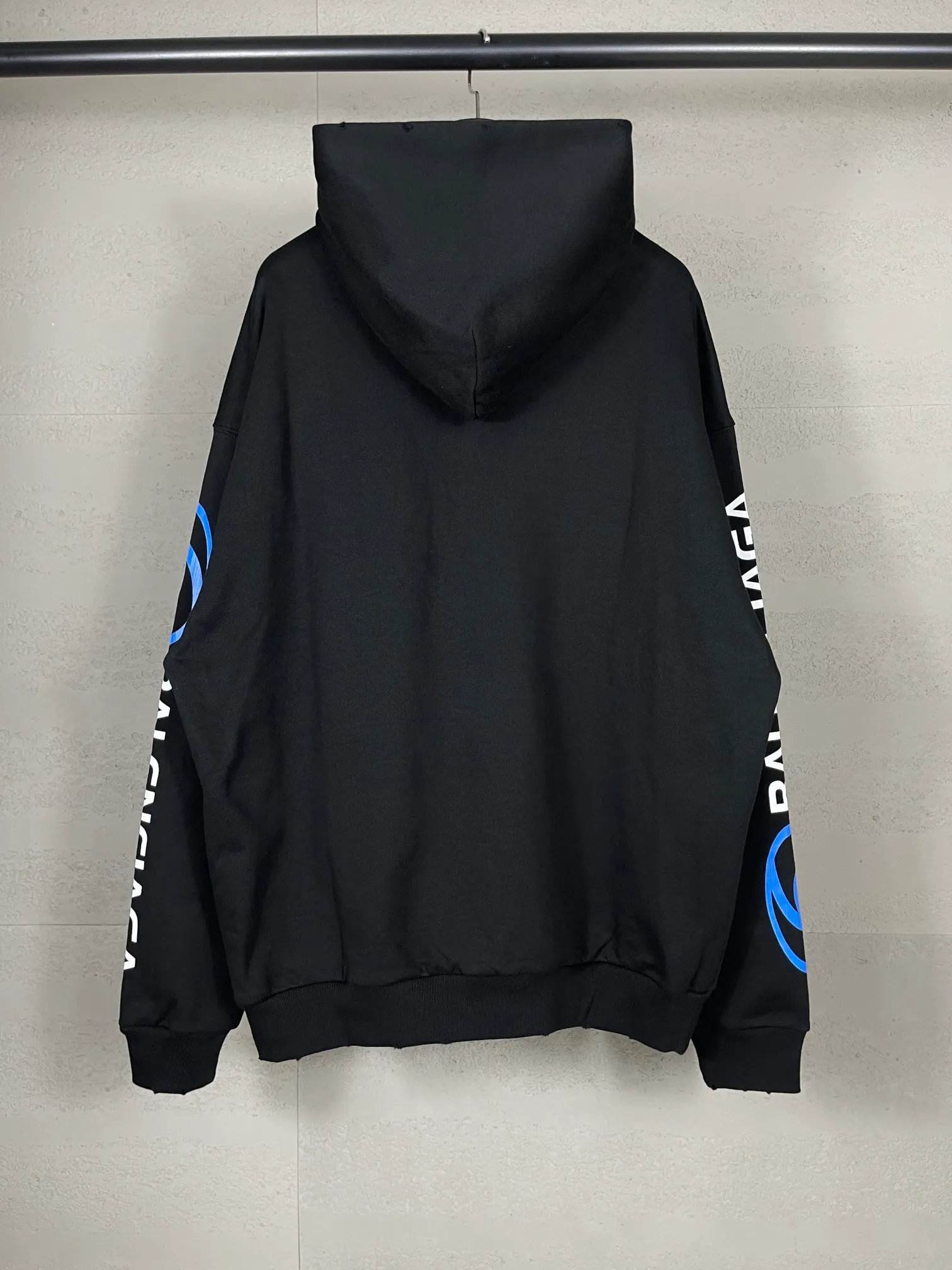 🅿️330 real photos [Top version. Official website quality] BALENCI*GA/Paris. 2024 new style. Paris surf pattern letter printing straight cracks. Ready-to-wear worn and distressed hooded sweatshirt, brick cabinet synchronization. Genuine product developed at the first time, happy to print and compare! The fabric is made of Paris ZP custom-woven and dyed cotton terry sweatshirt. Weighing 460 grams, the cloth surface is clean. The cloth pattern is clear, soft and comfortable. The threads are dyed with no color difference. The classic LOGO is printed using environmentally friendly imported materials with clear pattern letters and a three-dimensional effect. Restored brick cabinet. Ready-made garments are washed, worn and distressed. Different market currency. Welcome to compare. The version adopts OS loose shoulder style. Same style for men and women. Code: BL238931 Color: gray blue, gray white Size: XS S M L