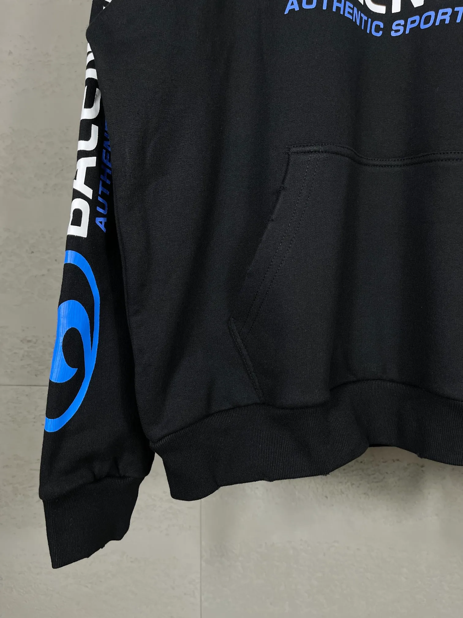 🅿️330 real photos [Top version. Official website quality] BALENCI*GA/Paris. 2024 new style. Paris surf pattern letter printing straight cracks. Ready-to-wear worn and distressed hooded sweatshirt, brick cabinet synchronization. Genuine product developed at the first time, happy to print and compare! The fabric is made of Paris ZP custom-woven and dyed cotton terry sweatshirt. Weighing 460 grams, the cloth surface is clean. The cloth pattern is clear, soft and comfortable. The threads are dyed with no color difference. The classic LOGO is printed using environmentally friendly imported materials with clear pattern letters and a three-dimensional effect. Restored brick cabinet. Ready-made garments are washed, worn and distressed. Different market currency. Welcome to compare. The version adopts OS loose shoulder style. Same style for men and women. Code: BL238931 Color: gray blue, gray white Size: XS S M L