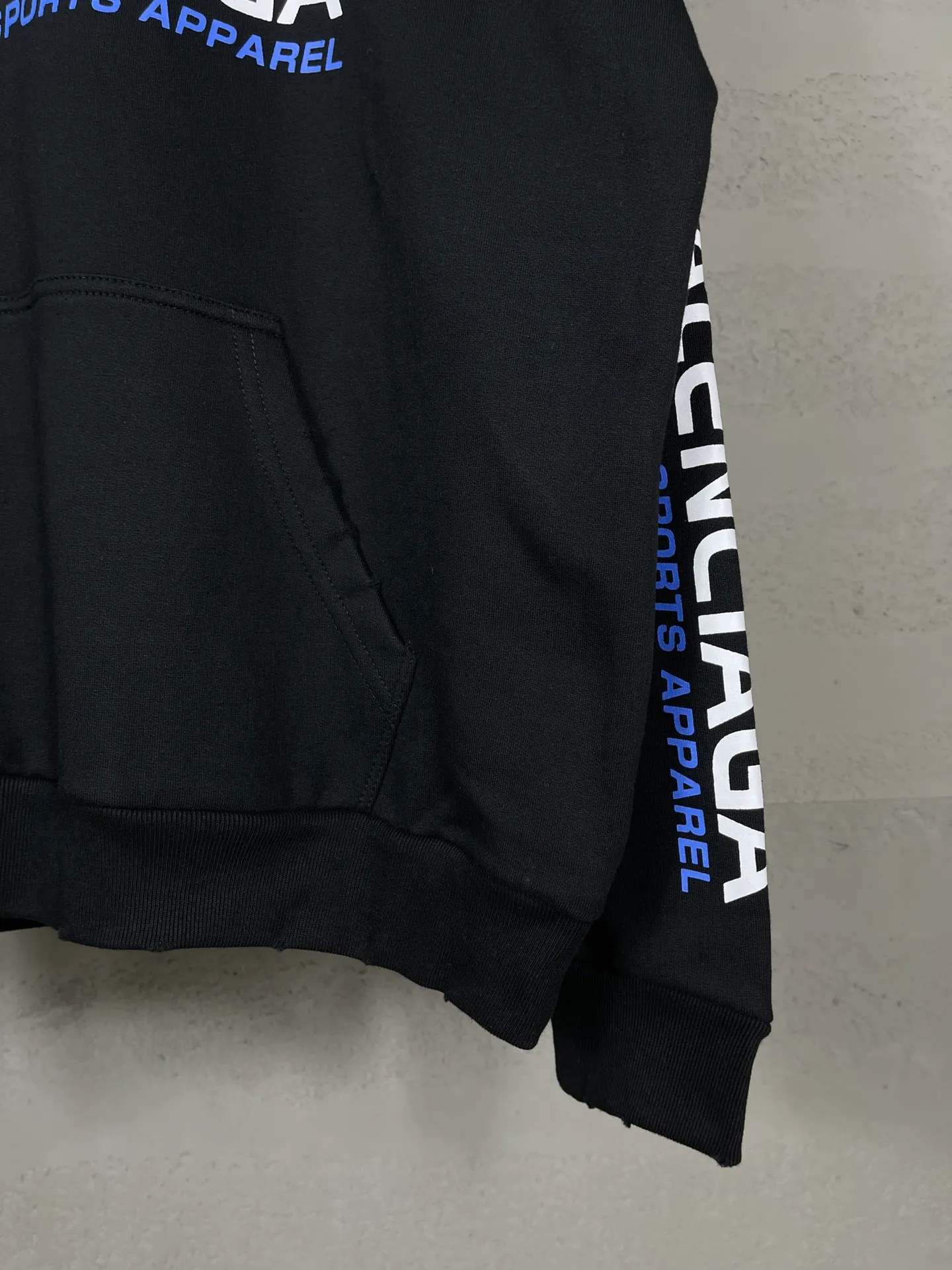 🅿️330 real photos [Top version. Official website quality] BALENCI*GA/Paris. 2024 new style. Paris surf pattern letter printing straight cracks. Ready-to-wear worn and distressed hooded sweatshirt, brick cabinet synchronization. Genuine product developed at the first time, happy to print and compare! The fabric is made of Paris ZP custom-woven and dyed cotton terry sweatshirt. Weighing 460 grams, the cloth surface is clean. The cloth pattern is clear, soft and comfortable. The threads are dyed with no color difference. The classic LOGO is printed using environmentally friendly imported materials with clear pattern letters and a three-dimensional effect. Restored brick cabinet. Ready-made garments are washed, worn and distressed. Different market currency. Welcome to compare. The version adopts OS loose shoulder style. Same style for men and women. Code: BL238931 Color: gray blue, gray white Size: XS S M L