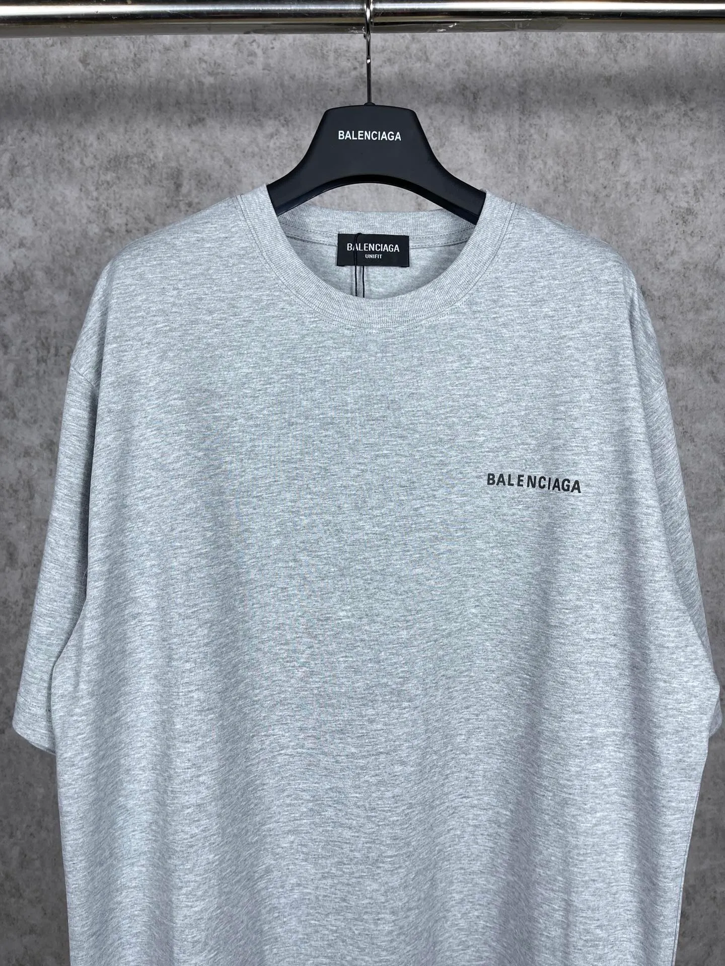 🅿️166 real photos [Top version. Official website quality] BALENCI*GA/Paris#Classic style. Classic letter printed short-sleeved T-shirt on the front and back #brick cabinet synchronization.                       The fabric is made of Paris ZP custom-woven and dyed cotton double yarn, weighing 260 grams. The cloth surface is clean. The cloth pattern is clear, soft and comfortable. The threads are dyed with no color difference. The classic pattern is printed with environmentally friendly imported materials, precision printing screen, the letters are clear, the effect is three-dimensional, and the brick cabinet is restored. The version adopts OS loose shoulder style. Same style for men and women. Coding: BL223022 Color: black, beige, white, blue, floral gray, beige. Size: XS to L