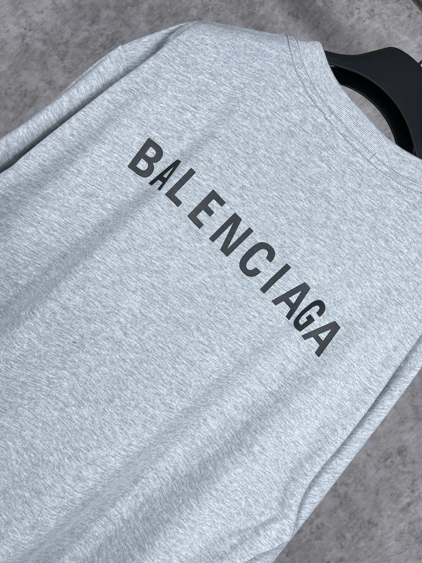 🅿️166 real photos [Top version. Official website quality] BALENCI*GA/Paris#Classic style. Classic letter printed short-sleeved T-shirt on the front and back #brick cabinet synchronization.                       The fabric is made of Paris ZP custom-woven and dyed cotton double yarn, weighing 260 grams. The cloth surface is clean. The cloth pattern is clear, soft and comfortable. The threads are dyed with no color difference. The classic pattern is printed with environmentally friendly imported materials, precision printing screen, the letters are clear, the effect is three-dimensional, and the brick cabinet is restored. The version adopts OS loose shoulder style. Same style for men and women. Coding: BL223022 Color: black, beige, white, blue, floral gray, beige. Size: XS to L
