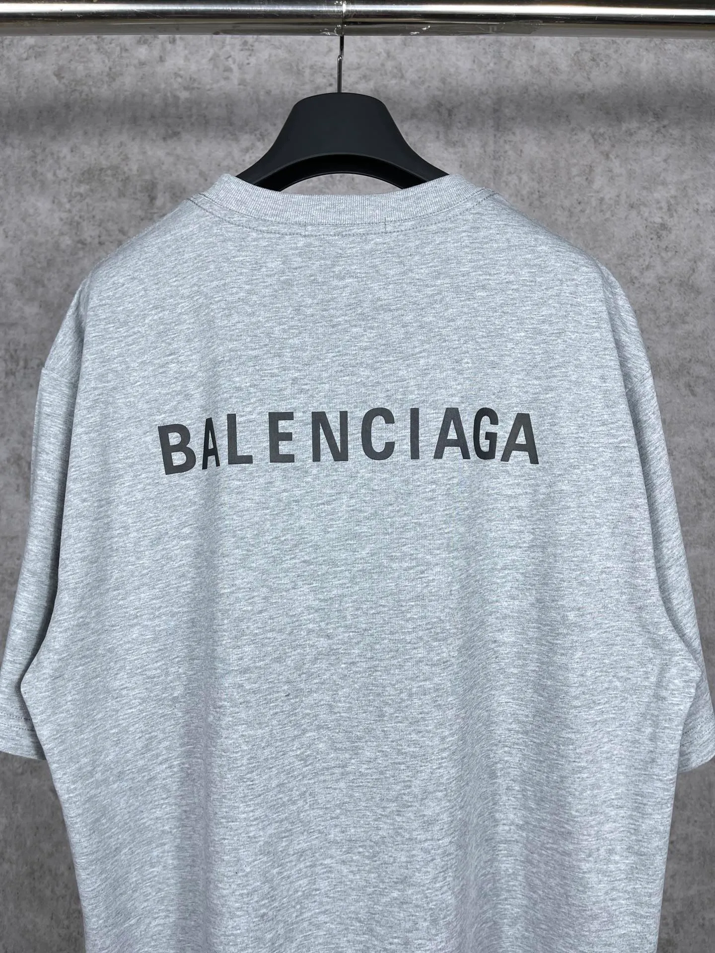 🅿️166 real photos [Top version. Official website quality] BALENCI*GA/Paris#Classic style. Classic letter printed short-sleeved T-shirt on the front and back #brick cabinet synchronization.                       The fabric is made of Paris ZP custom-woven and dyed cotton double yarn, weighing 260 grams. The cloth surface is clean. The cloth pattern is clear, soft and comfortable. The threads are dyed with no color difference. The classic pattern is printed with environmentally friendly imported materials, precision printing screen, the letters are clear, the effect is three-dimensional, and the brick cabinet is restored. The version adopts OS loose shoulder style. Same style for men and women. Coding: BL223022 Color: black, beige, white, blue, floral gray, beige. Size: XS to L