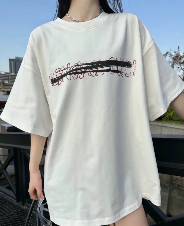 🎀Hot model pictures🎀【New】The top tested version Balenciaga co-branded Gucci 2023ss new round neck graffiti unisex pure cotton short-sleeved T-shirt.  [Synchronized new models from the official website | Popular items from Xiaohongshu] 1⃣️The fabric is made of 240g double yarn smooth cotton and has been pre-shrunk at high temperatures. The weight is up to 260g. It is originally equipped with a 1x1 rootless thread collar in the same cylinder and is not easily deformed after repeated washing.  2⃣️Imported glue dot printing, the pattern is clear and recognisable, not easy to crack, positioning cutting, oversize, loose and large version, the upper body effect is very slimming.  3⃣️Customized full set of accessories, complete three standards, factory workmanship, No. 9 imported needles with precision routing, high quality!  Color: Black, White, Size: XS S, M, L, P: 260
