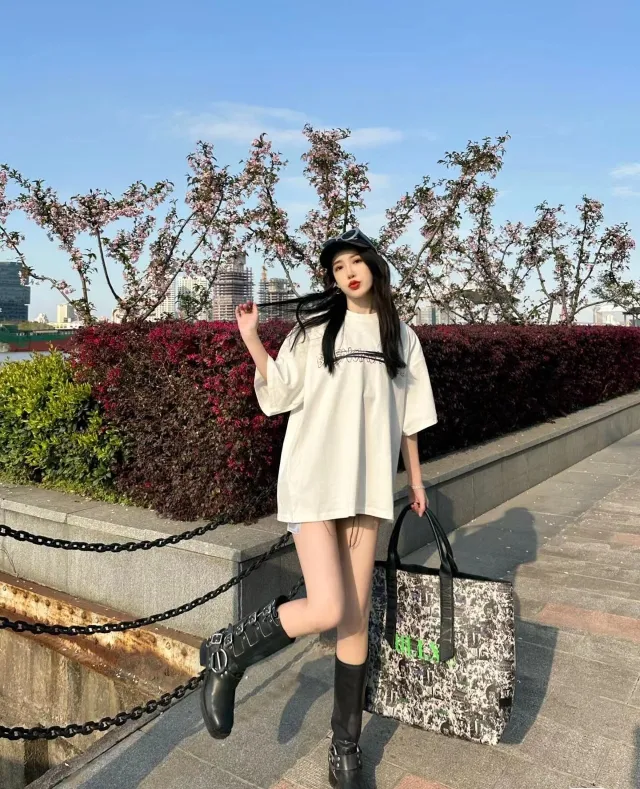 🎀Hot model pictures🎀【New】The top tested version Balenciaga co-branded Gucci 2023ss new round neck graffiti unisex pure cotton short-sleeved T-shirt.  [Synchronized new models from the official website | Popular items from Xiaohongshu] 1⃣️The fabric is made of 240g double yarn smooth cotton and has been pre-shrunk at high temperatures. The weight is up to 260g. It is originally equipped with a 1x1 rootless thread collar in the same cylinder and is not easily deformed after repeated washing.  2⃣️Imported glue dot printing, the pattern is clear and recognisable, not easy to crack, positioning cutting, oversize, loose and large version, the upper body effect is very slimming.  3⃣️Customized full set of accessories, complete three standards, factory workmanship, No. 9 imported needles with precision routing, high quality!  Color: Black, White, Size: XS S, M, L, P: 260